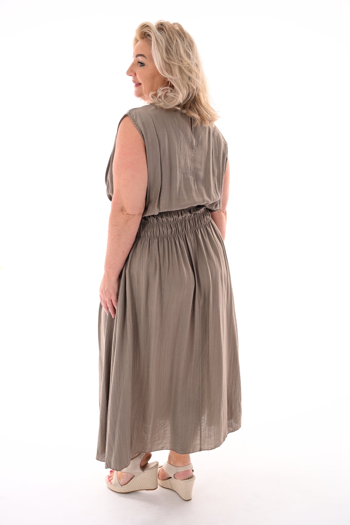 Lange jurk gedrapeerde taille taupe