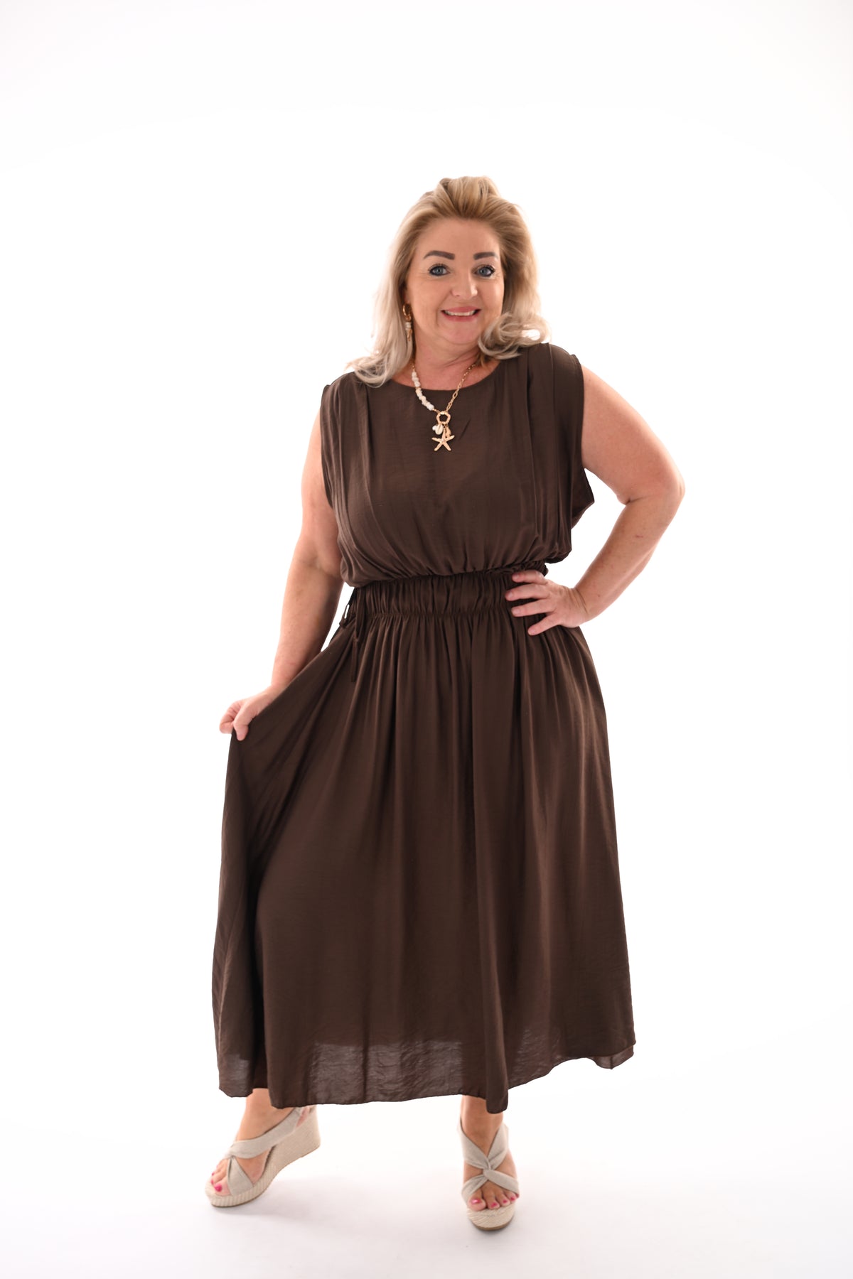 Lange jurk gedrapeerde taille donkerbruin