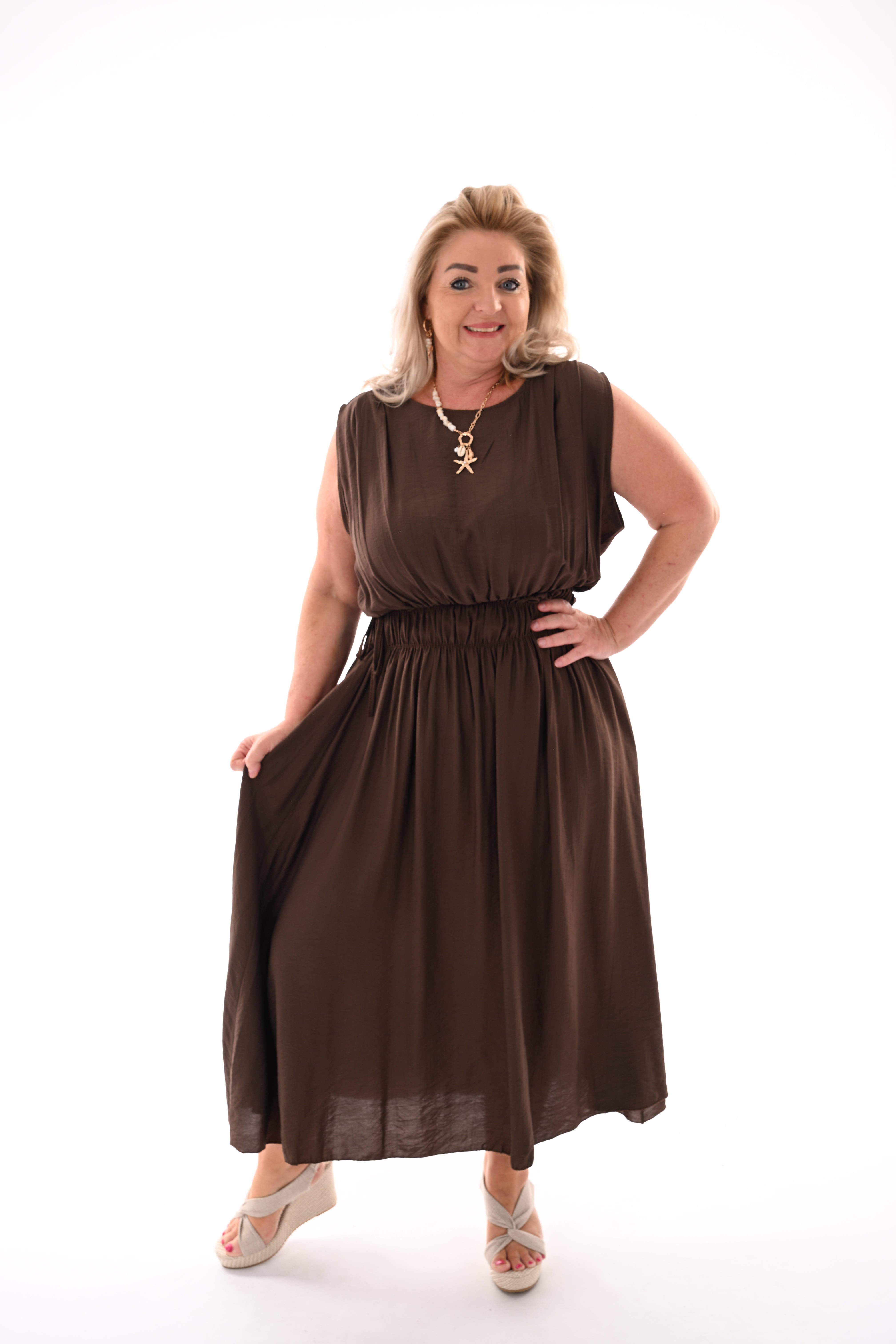 Lange jurk gedrapeerde taille donkerbruin