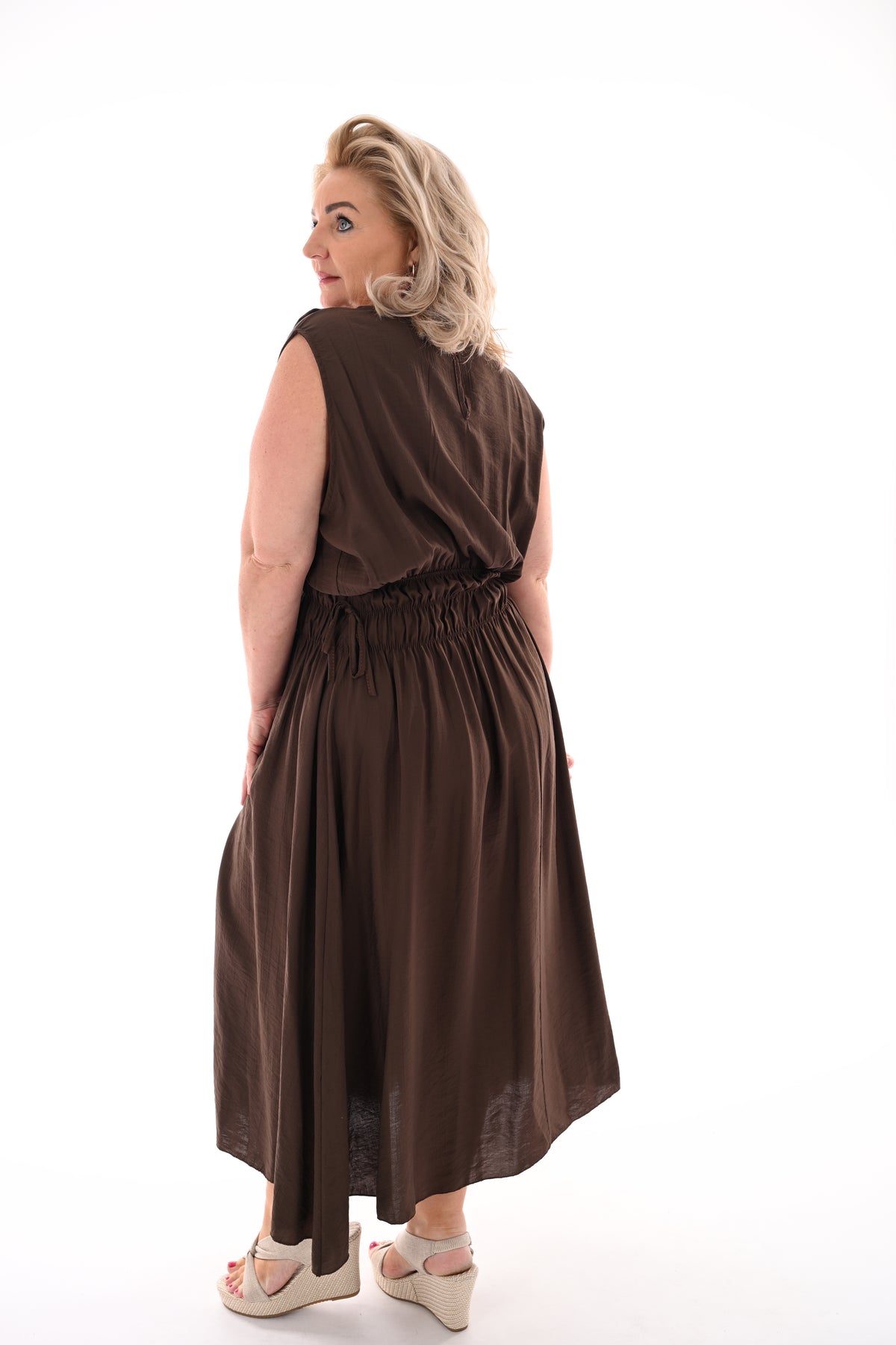 Lange jurk gedrapeerde taille donkerbruin