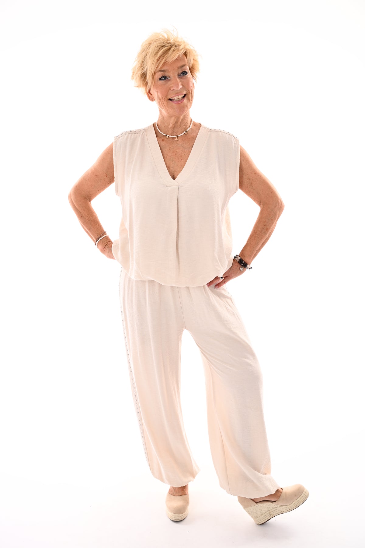 Tweedelig set korte pof top met studs beige