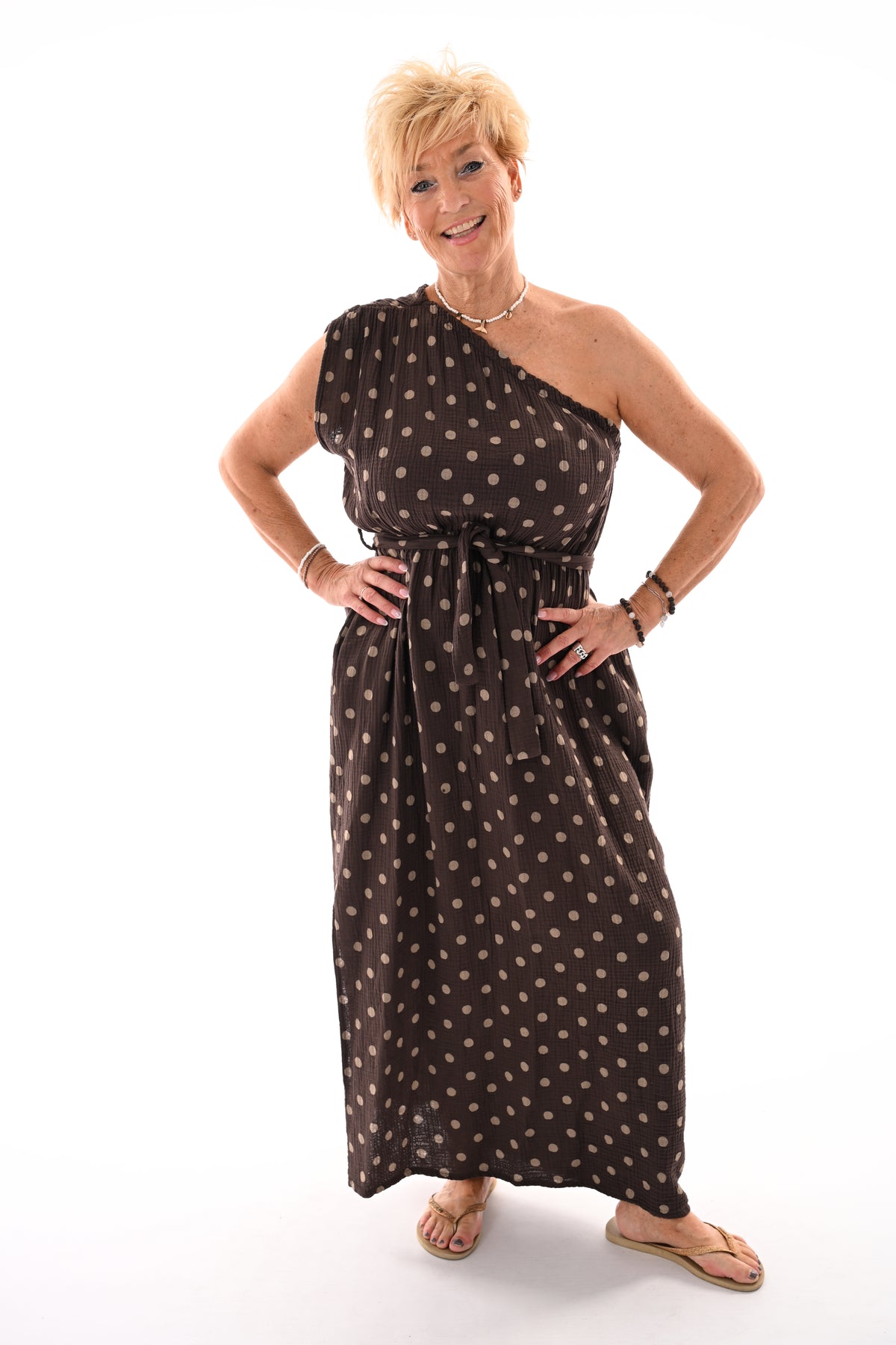 Jurk one-shoulder dots bruin