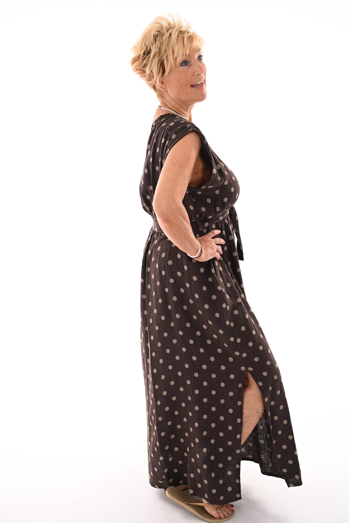 Jurk one-shoulder dots bruin