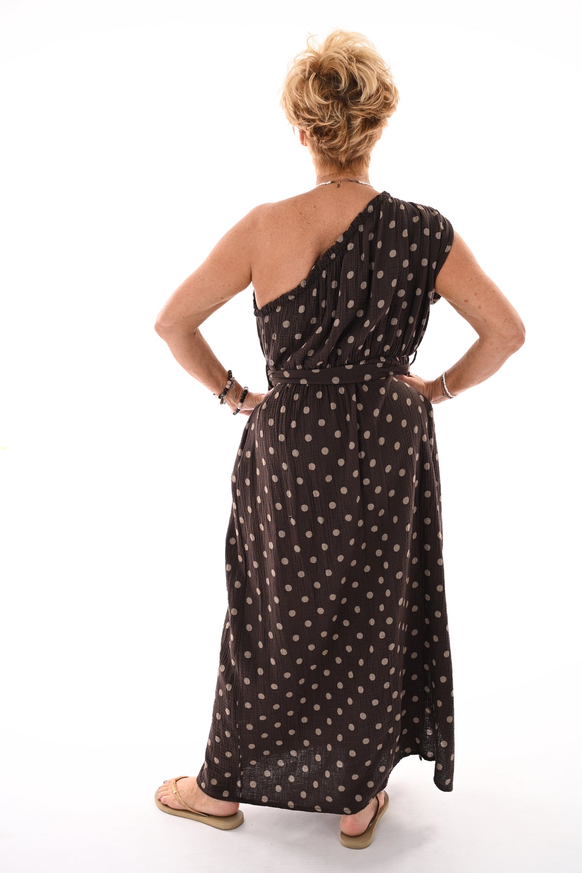 Jurk one-shoulder dots bruin