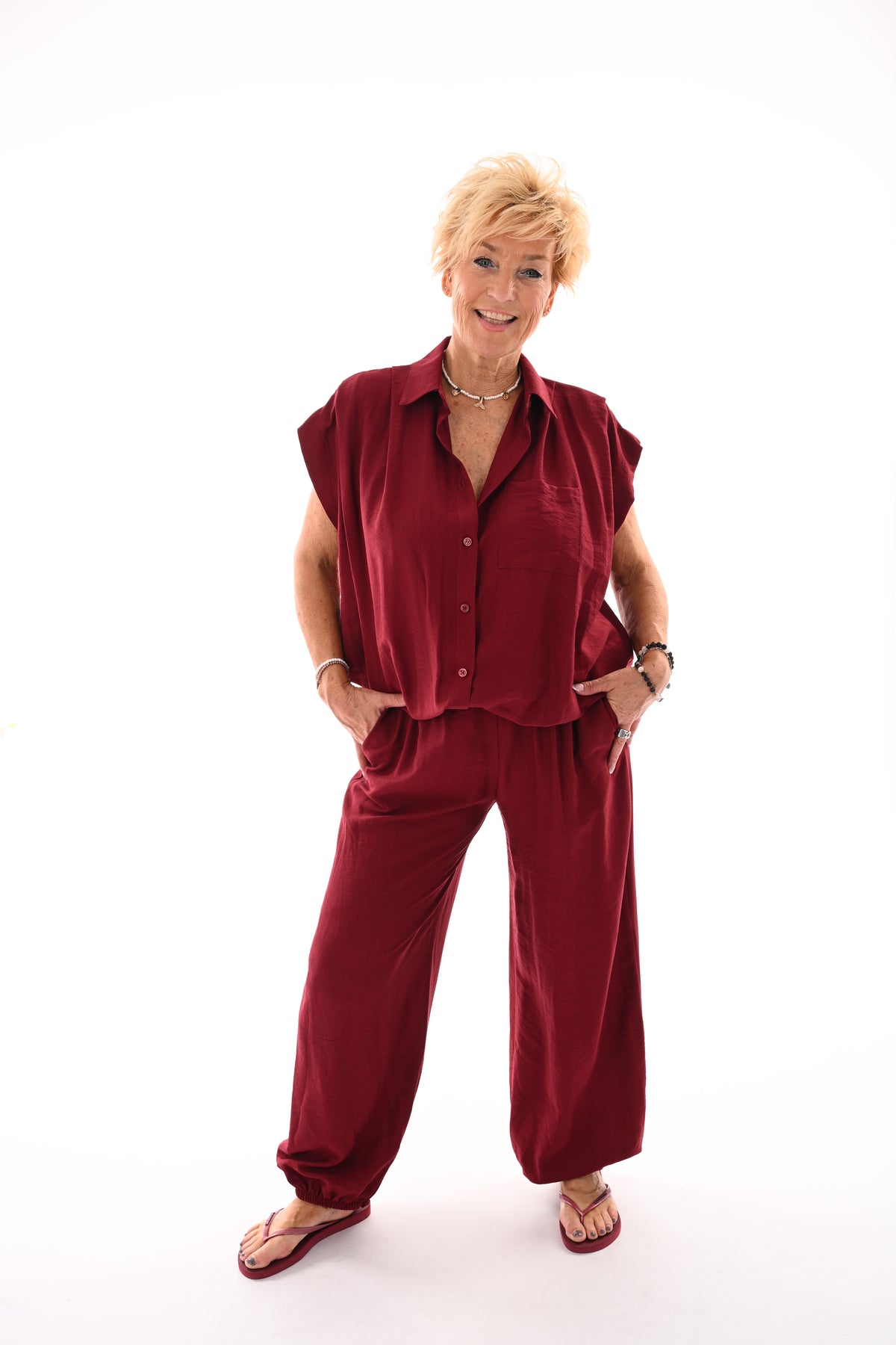 Tweedelig set doorknoop blouse kapmouwen bordeaux