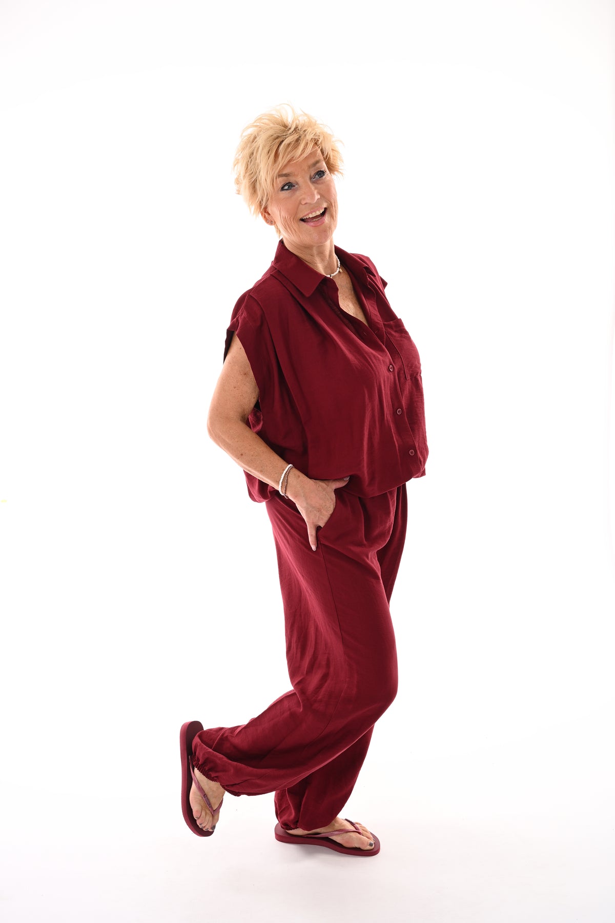 Tweedelig set doorknoop blouse kapmouwen bordeaux