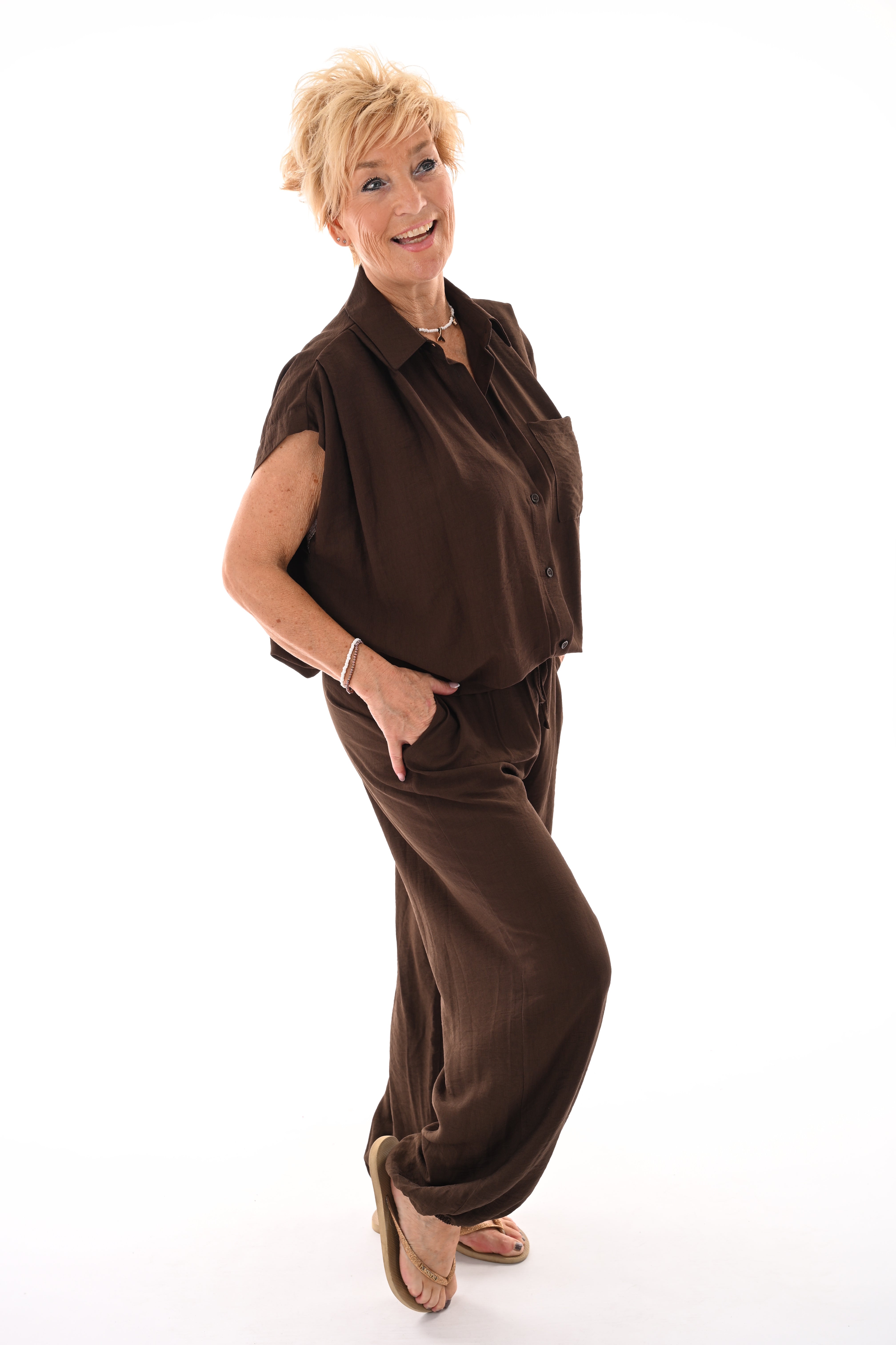 Tweedelig set doorknoop blouse kapmouwen bruin