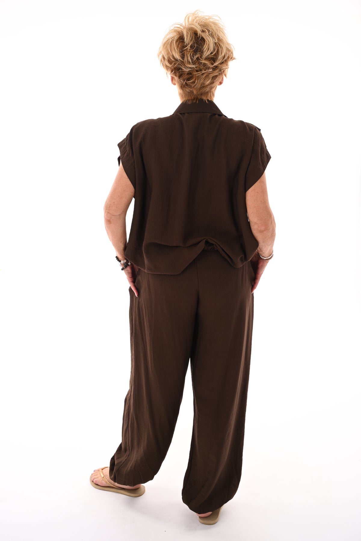 Tweedelig set doorknoop blouse kapmouwen bruin