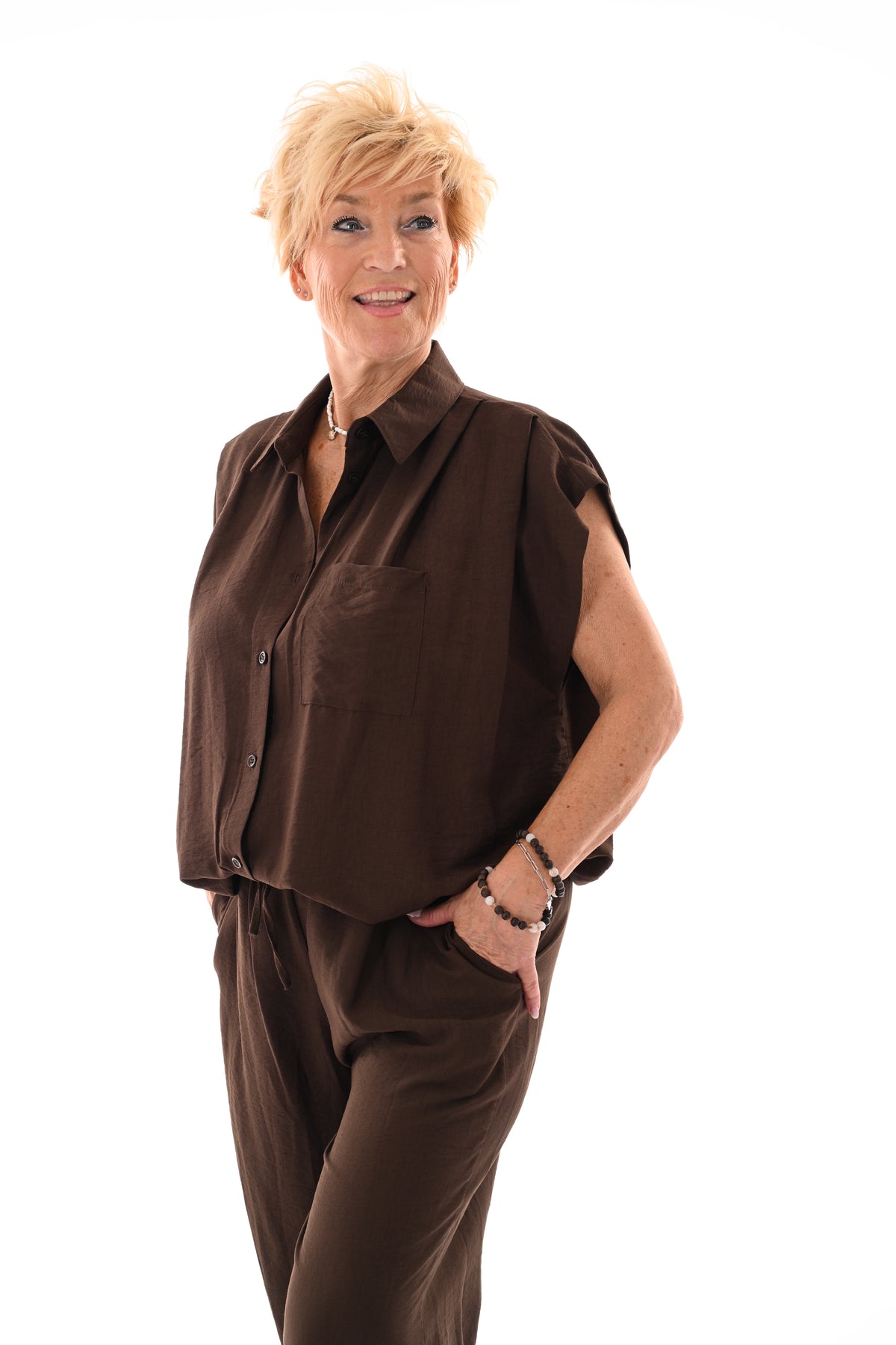 Tweedelig set doorknoop blouse kapmouwen bruin