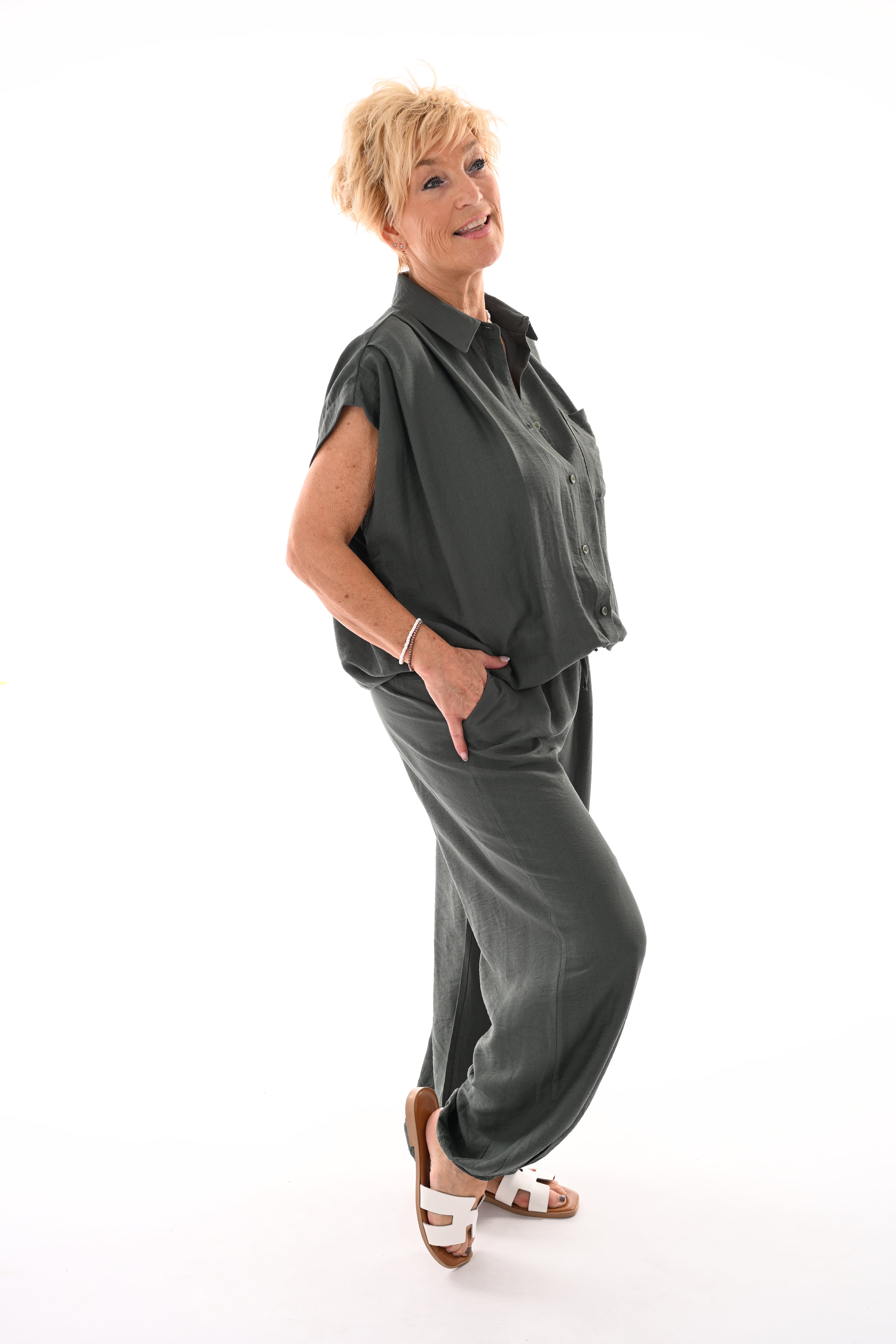 Tweedelig set doorknoop blouse kapmouwen legergroen