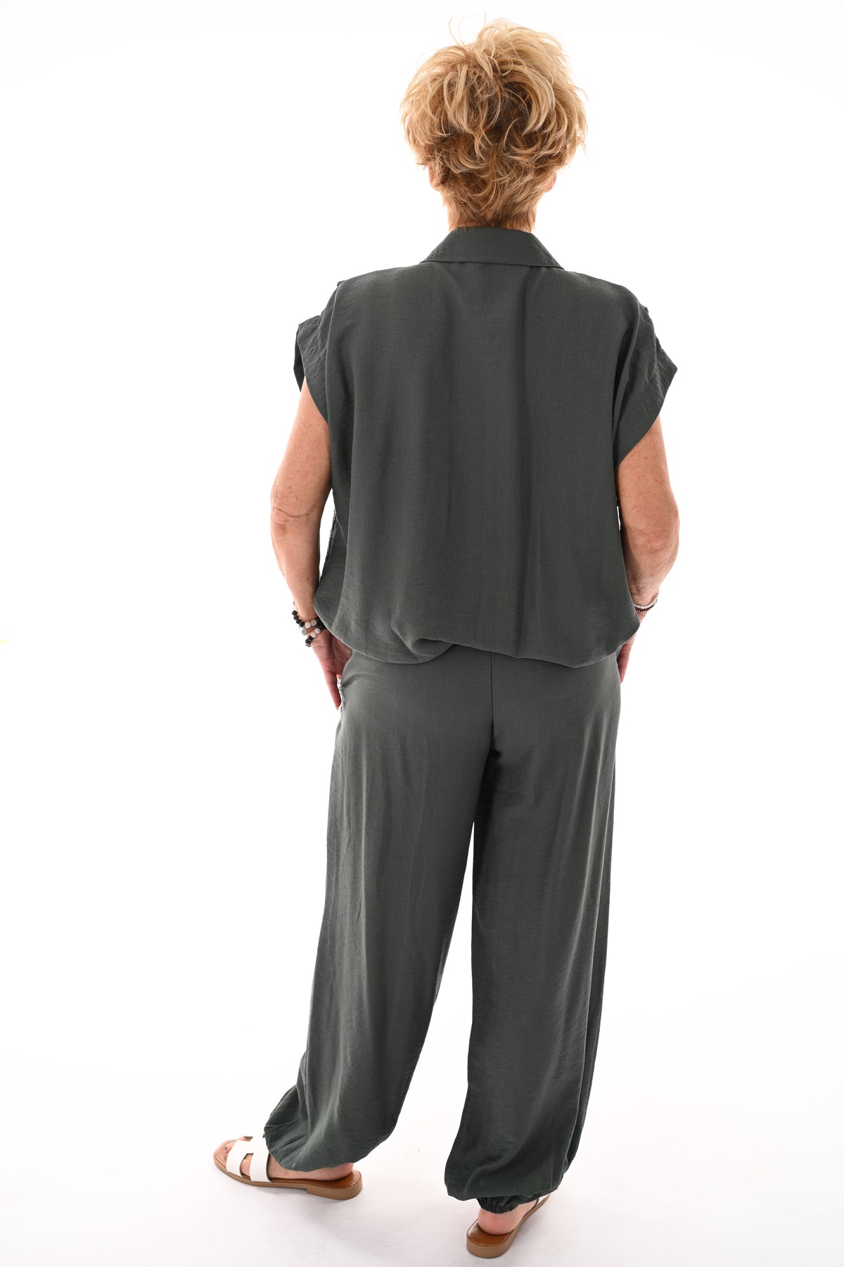 Tweedelig set doorknoop blouse kapmouwen legergroen