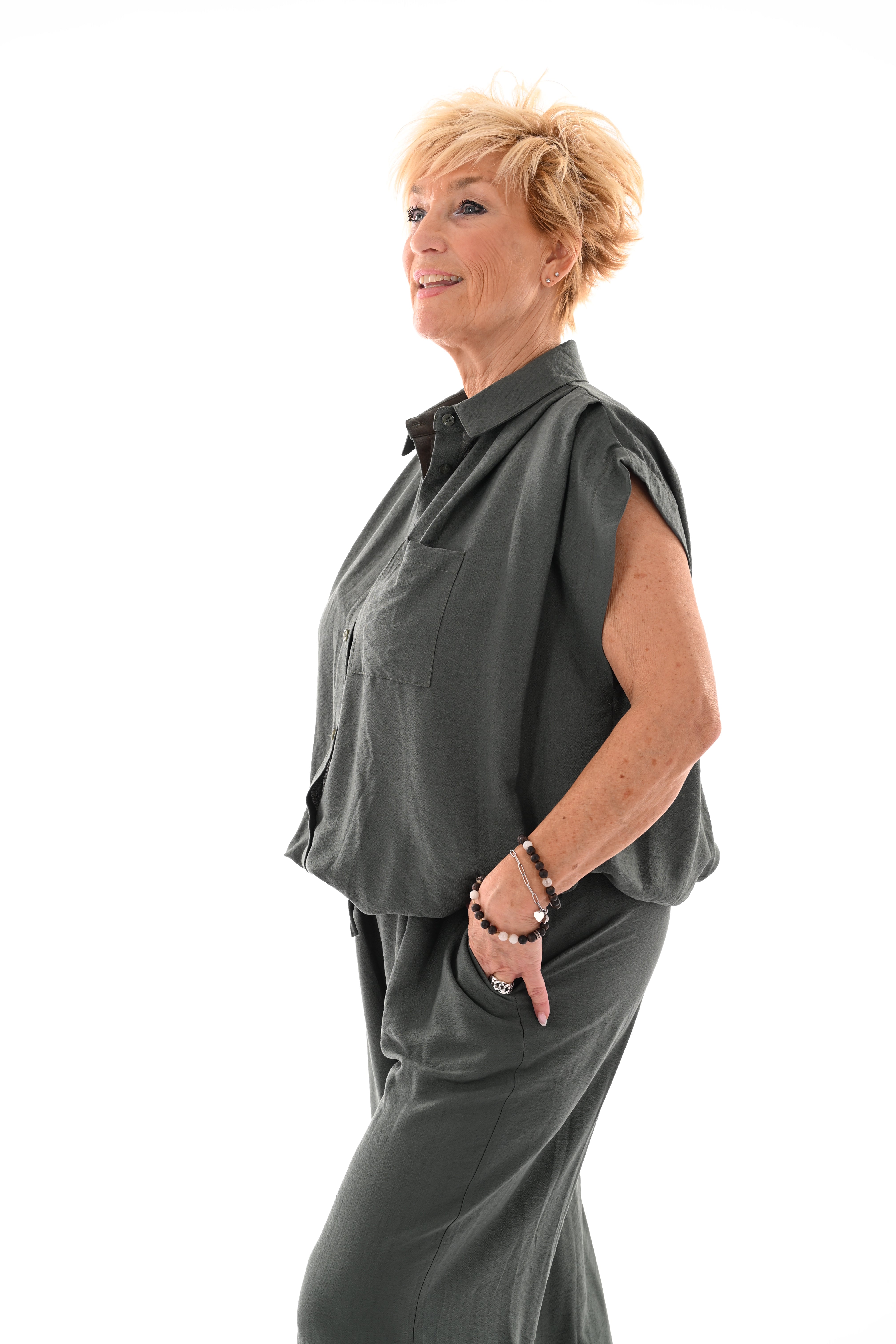 Tweedelig set doorknoop blouse kapmouwen legergroen