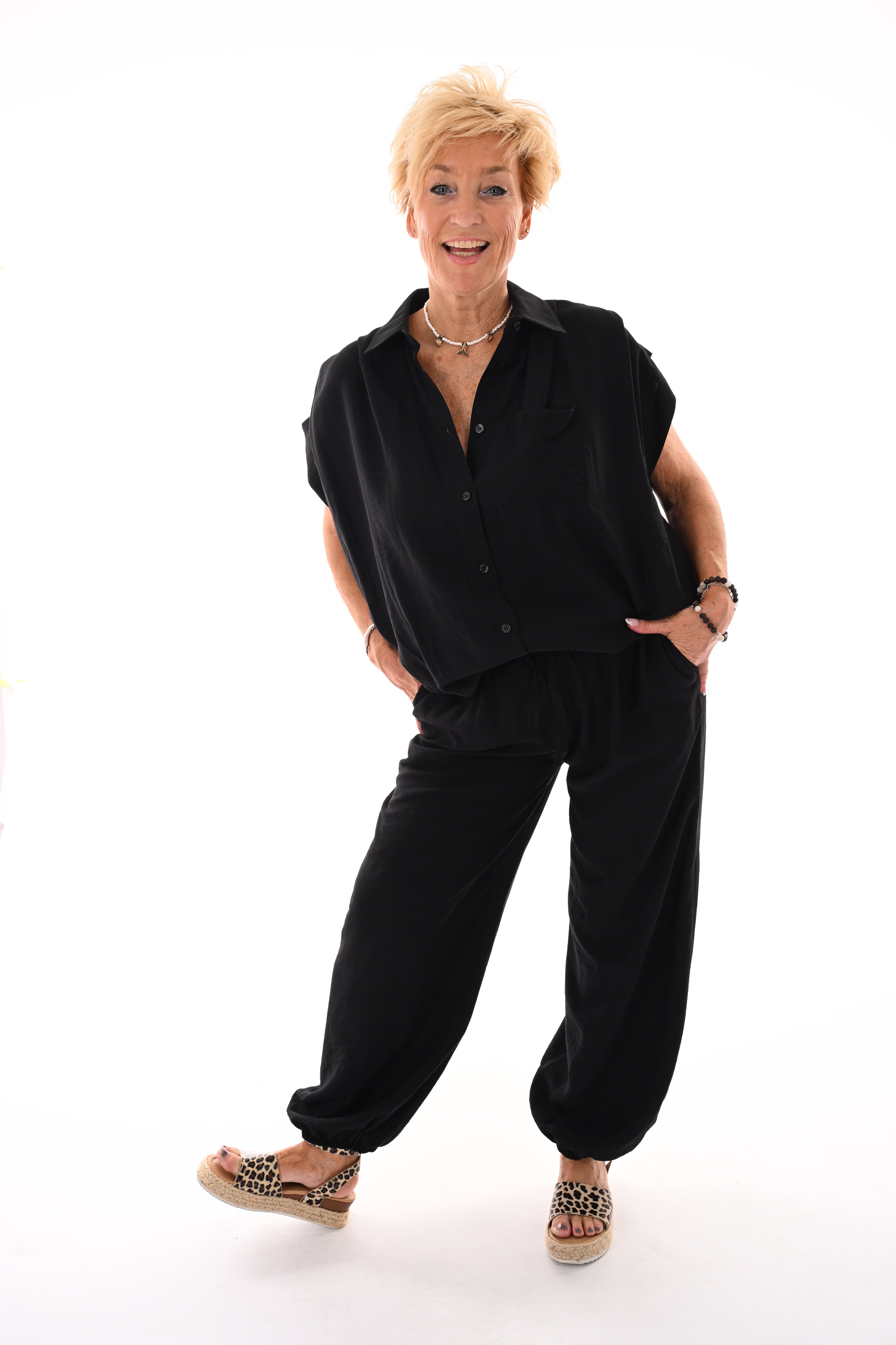 Tweedelig set doorknoop blouse kapmouwen zwart