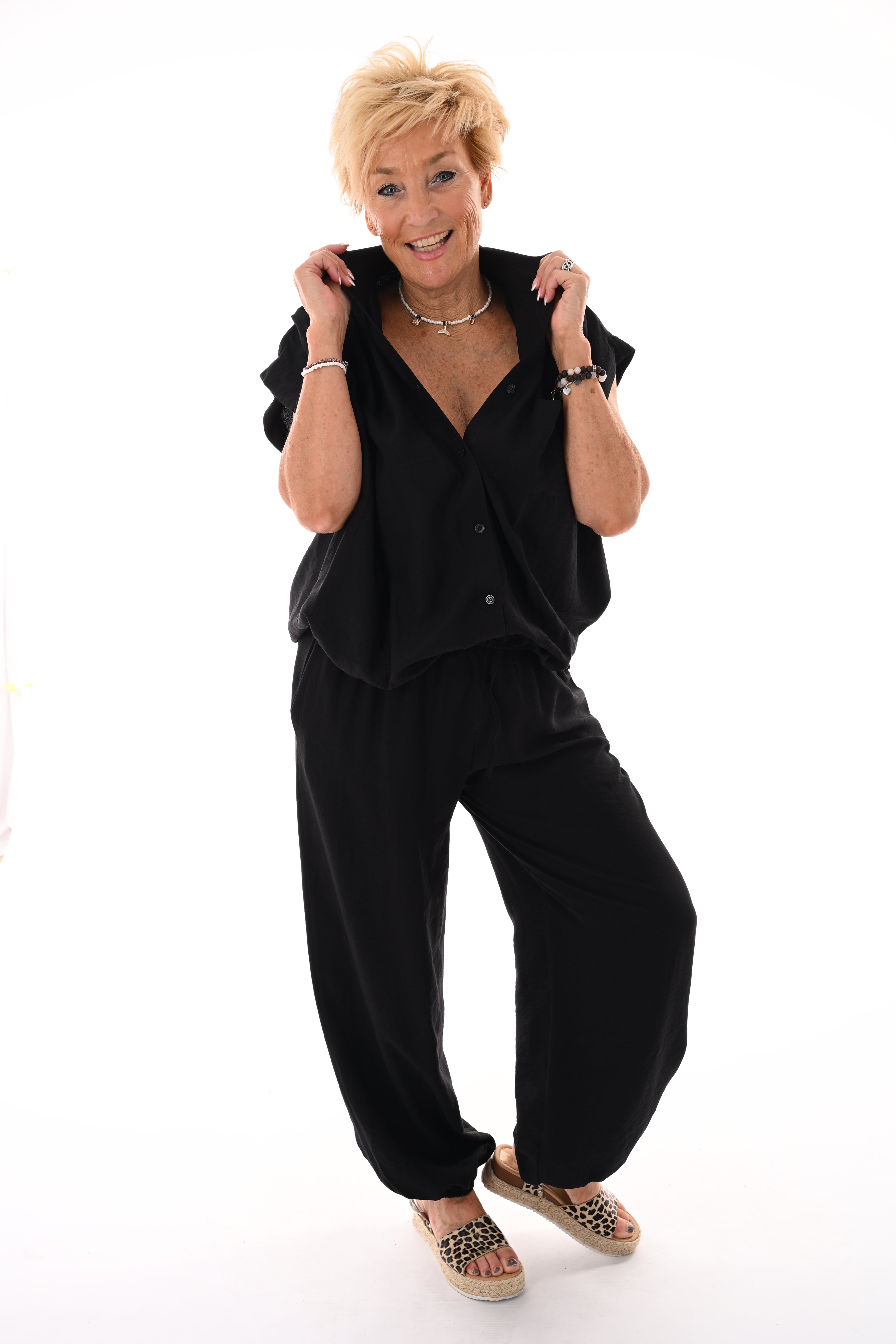 Tweedelig set doorknoop blouse kapmouwen zwart