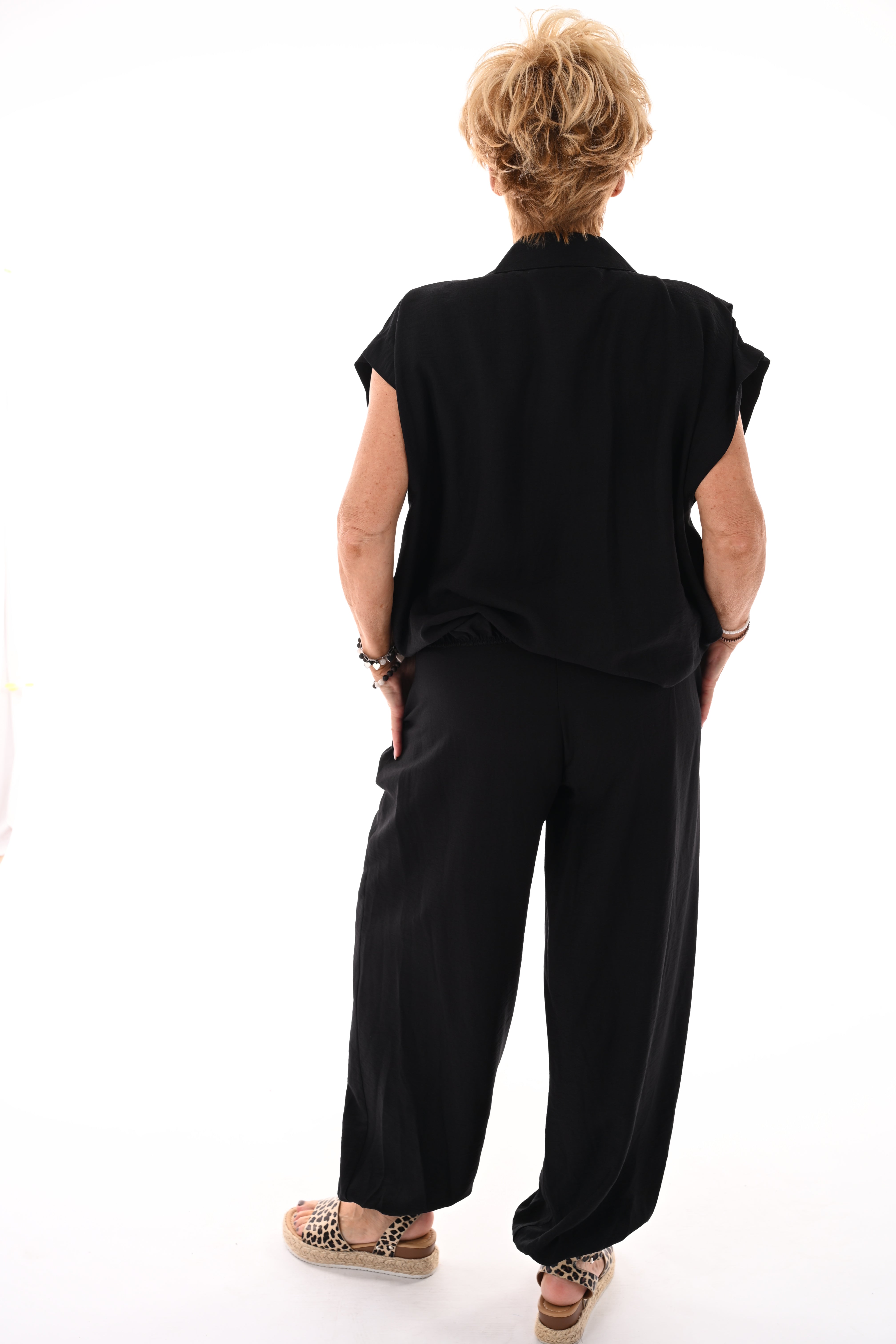 Tweedelig set doorknoop blouse kapmouwen zwart
