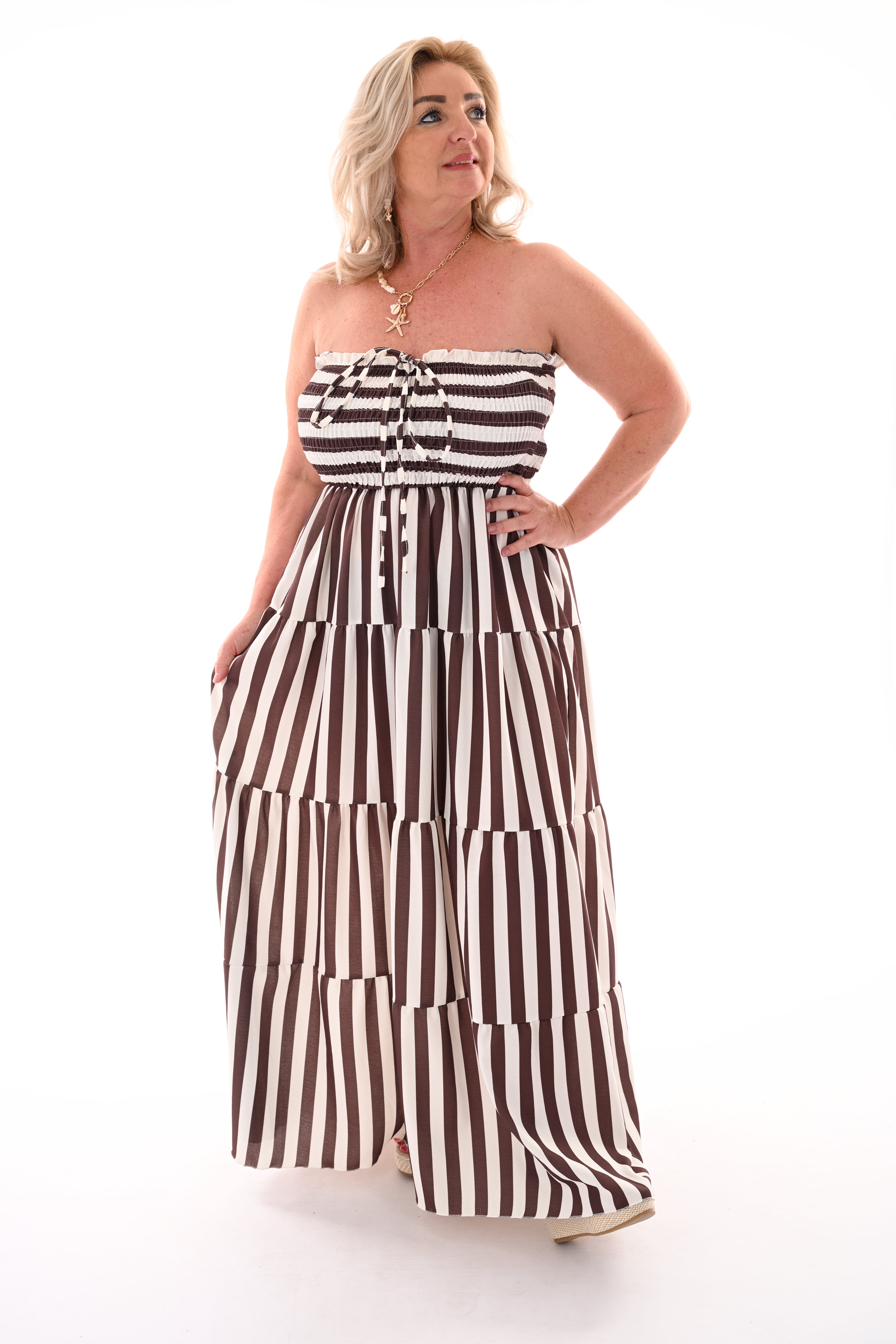 Off-shoulder jurk strepen en stroken donkerbruin/roomwit