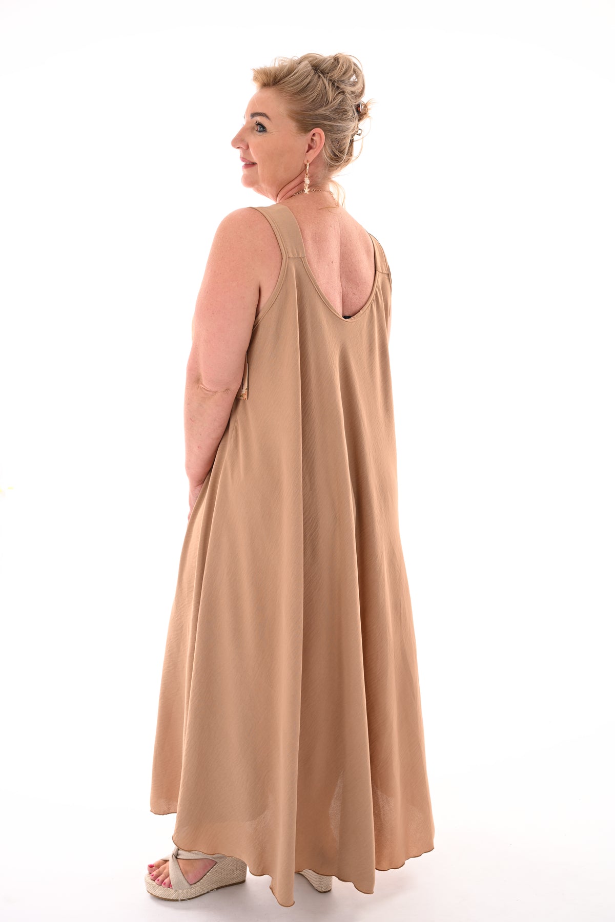 Lange jurk mouwloos schelp detail camel