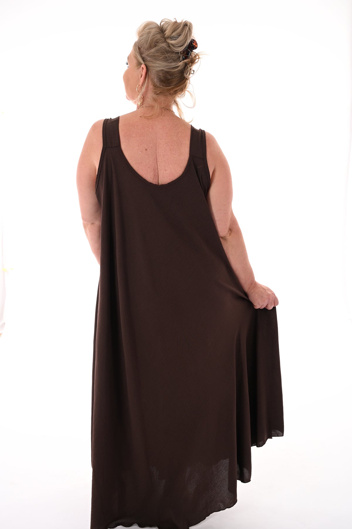 Lange jurk mouwloos schelp detail donkerbruin