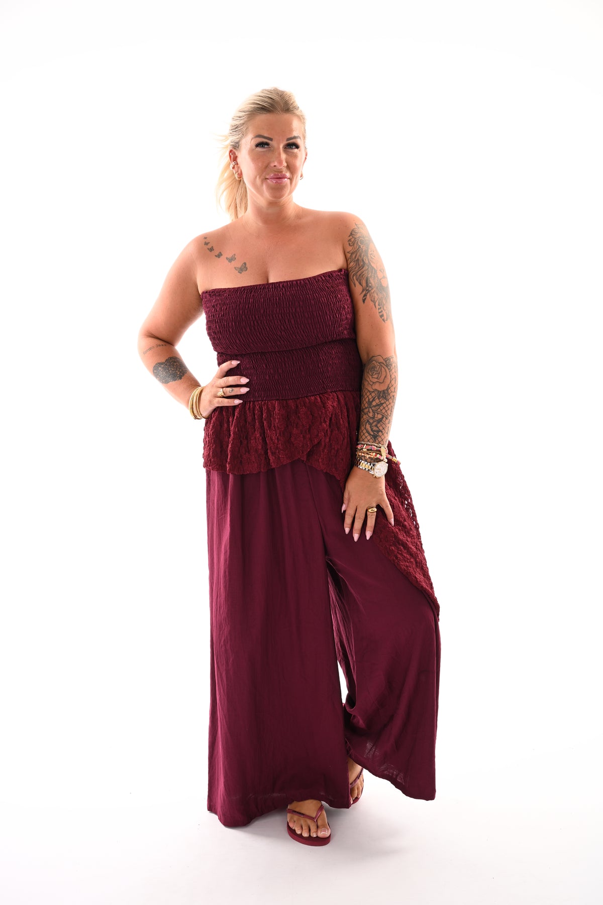 Off-shoulder jumpsuit kanten detail bordeaux