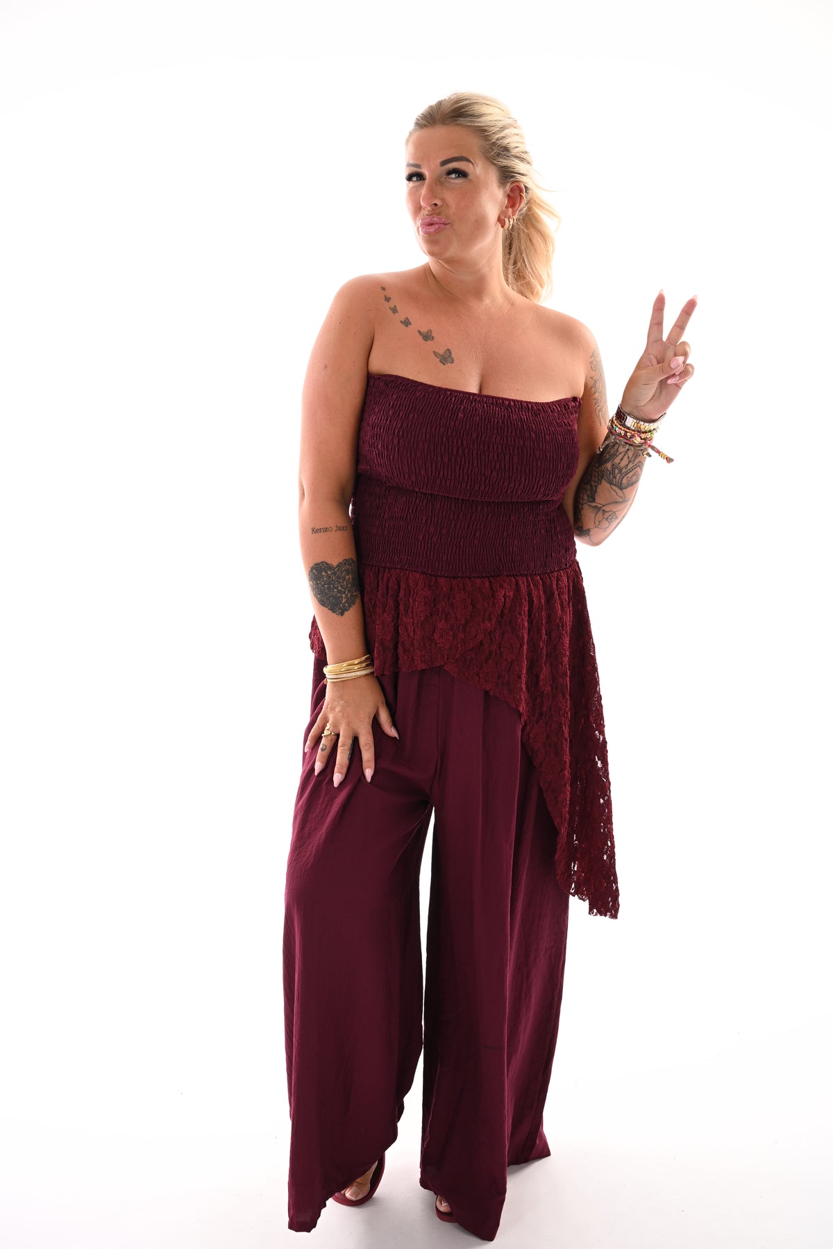 Off-shoulder jumpsuit kanten detail bordeaux