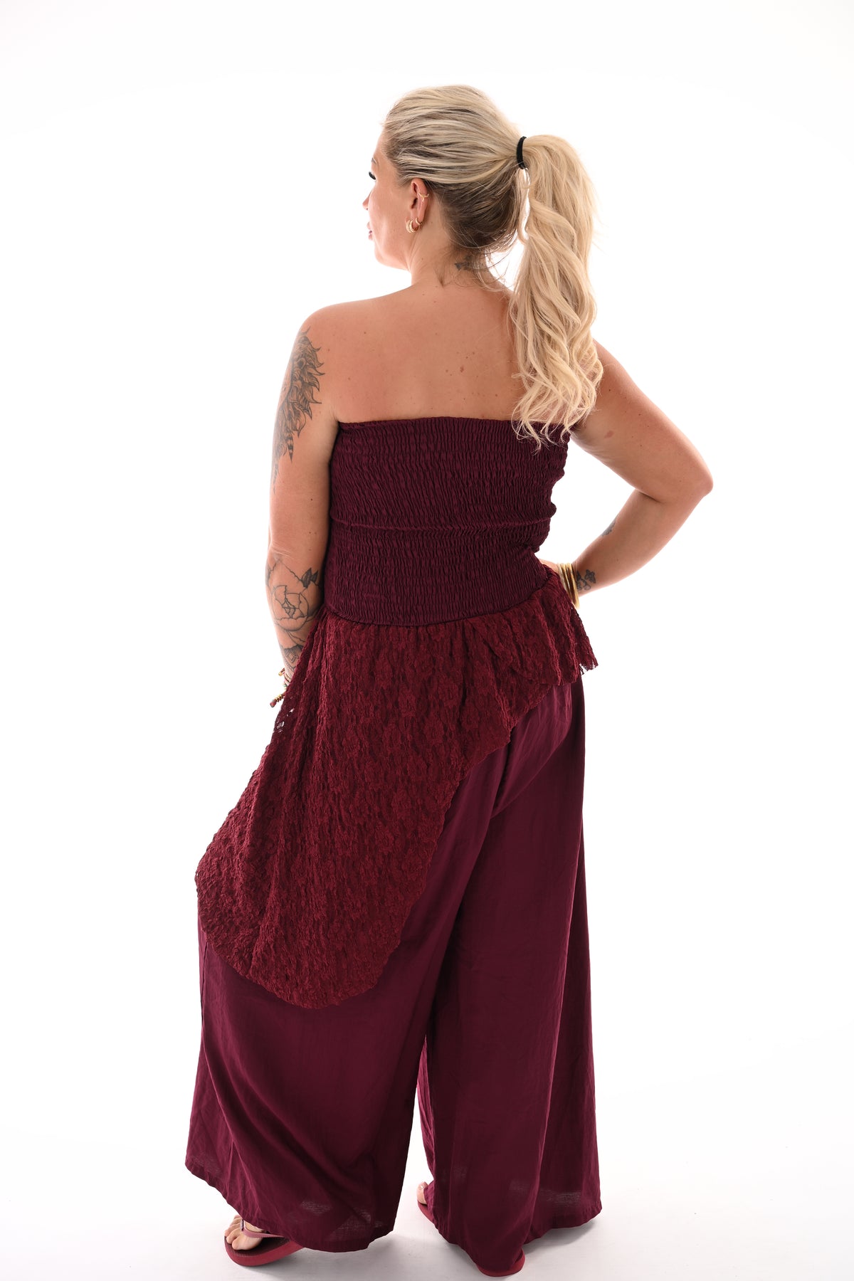 Off-shoulder jumpsuit kanten detail bordeaux