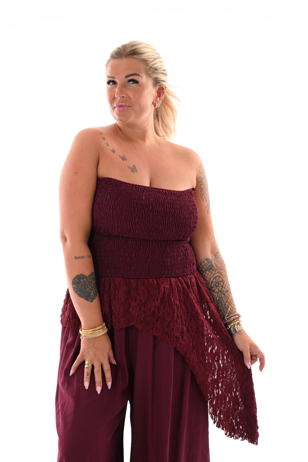 Off-shoulder jumpsuit kanten detail bordeaux