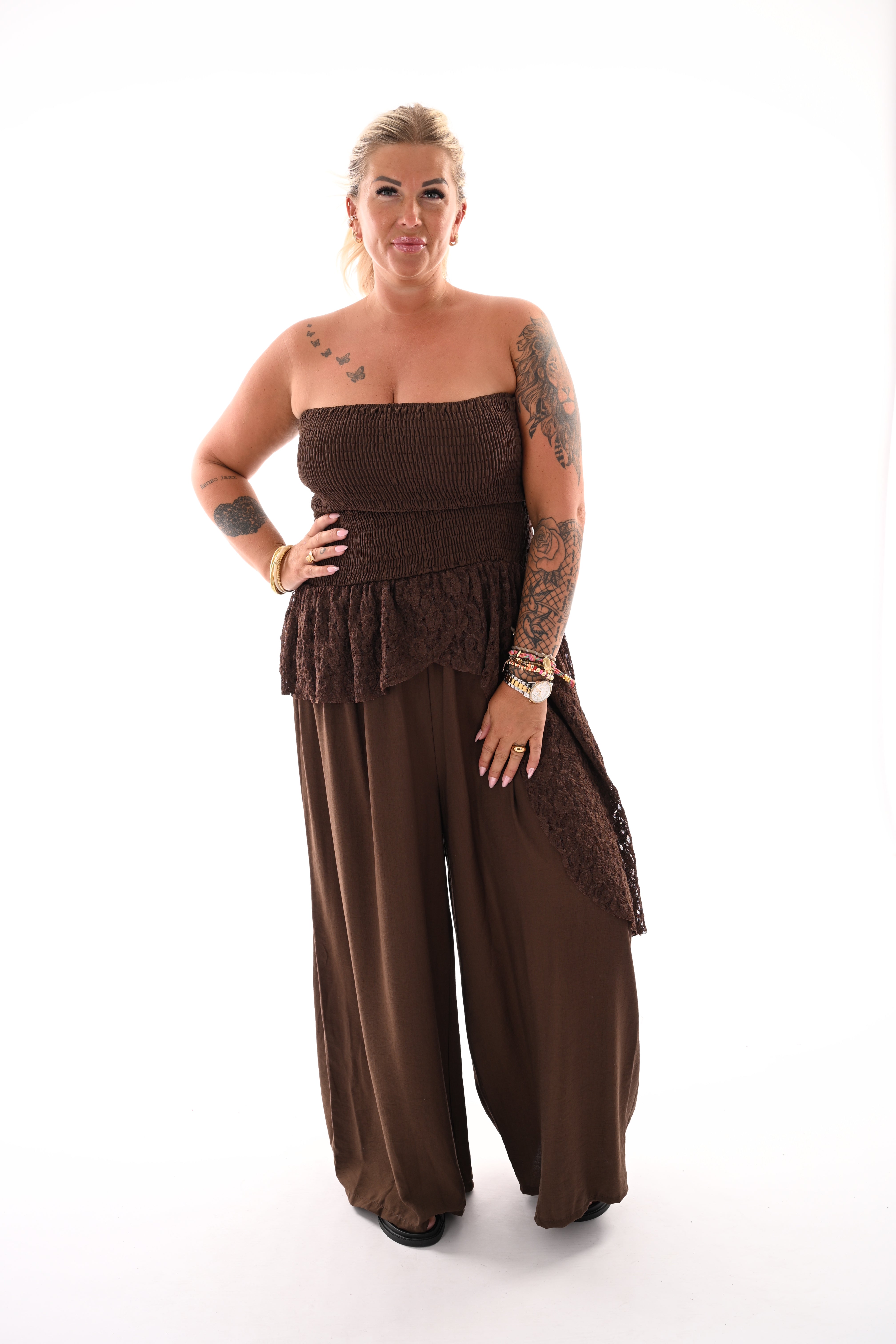 Off-shoulder jumpsuit kanten detail bruin