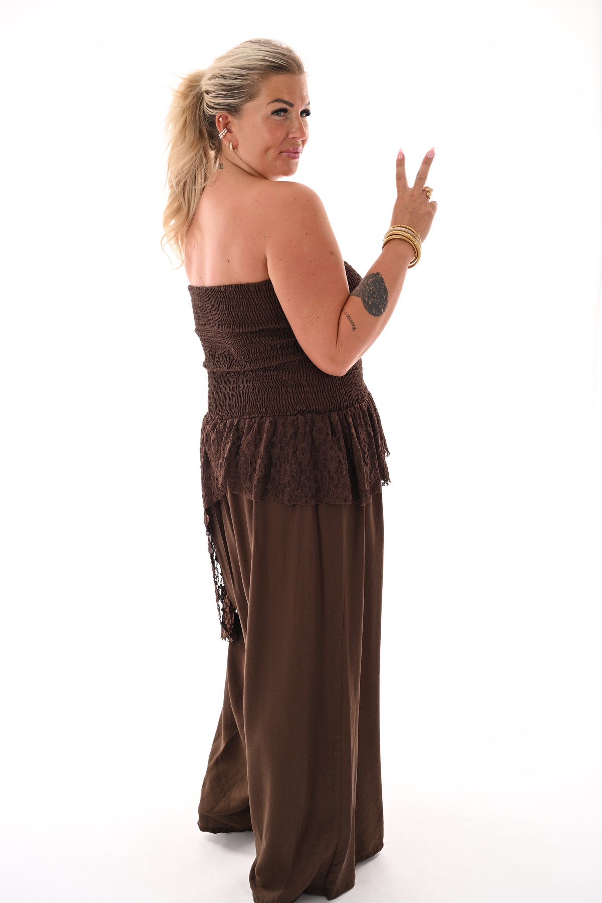 Off-shoulder jumpsuit kanten detail bruin