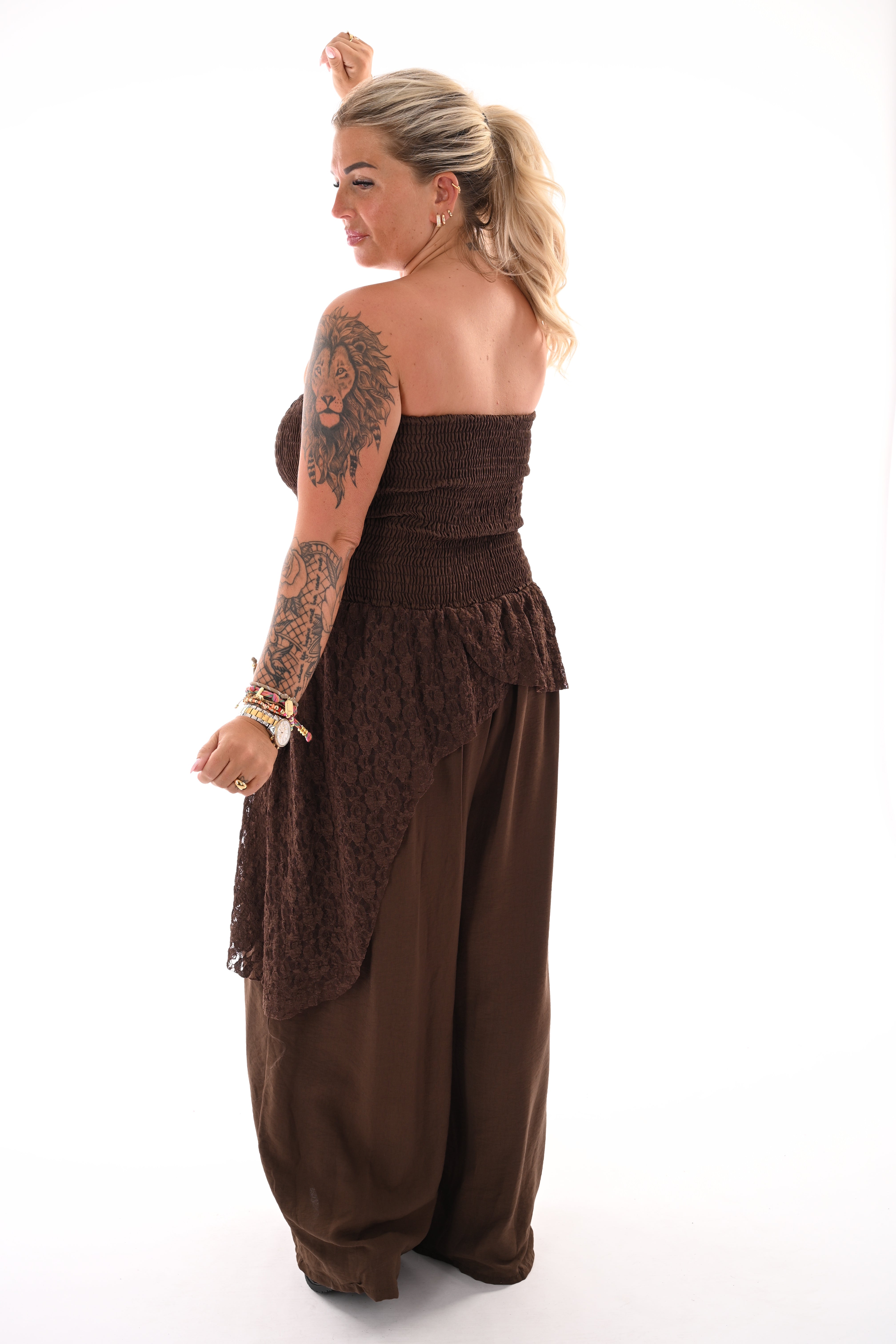 Off-shoulder jumpsuit kanten detail bruin