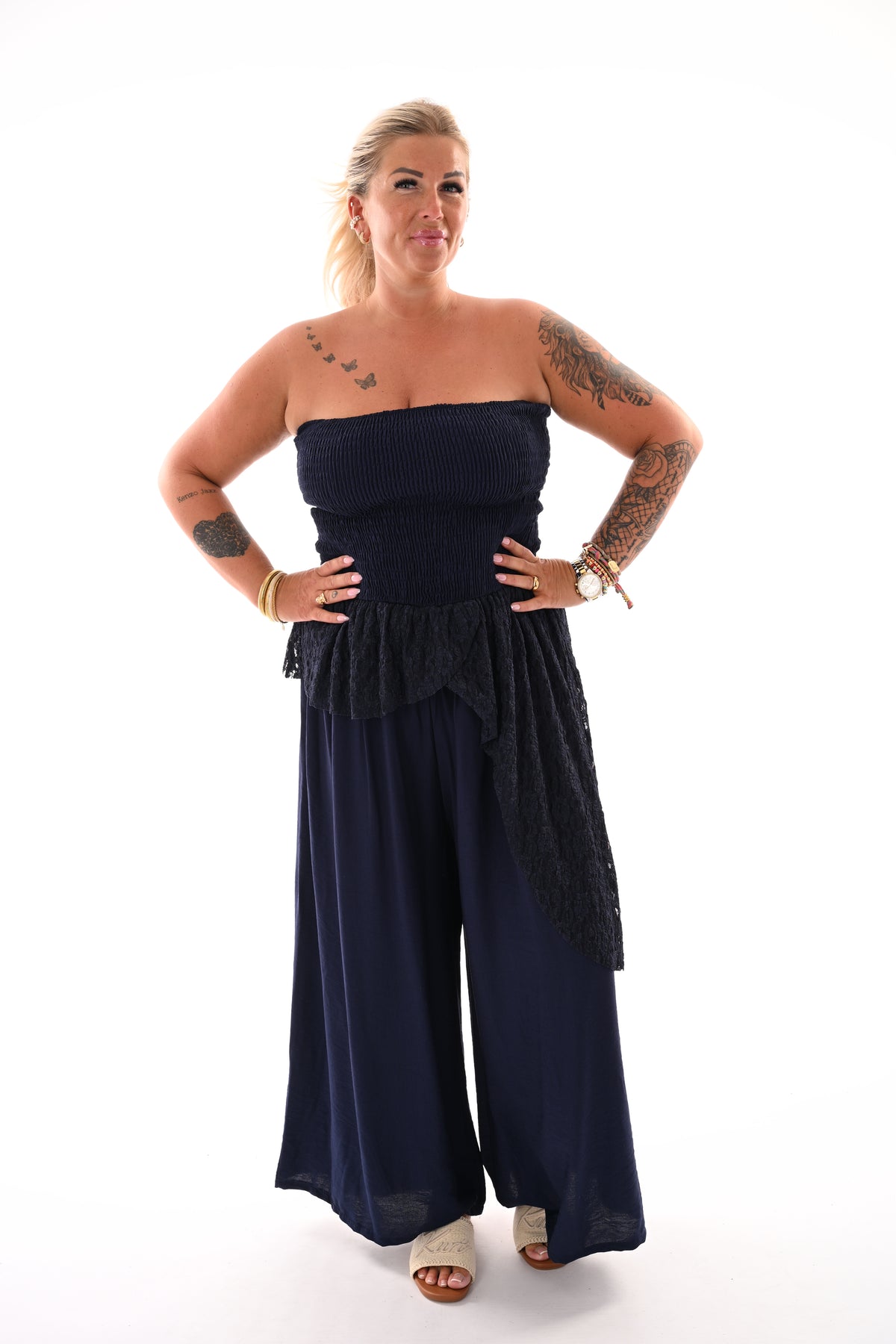 Off-shoulder jumpsuit kanten detail marineblauw