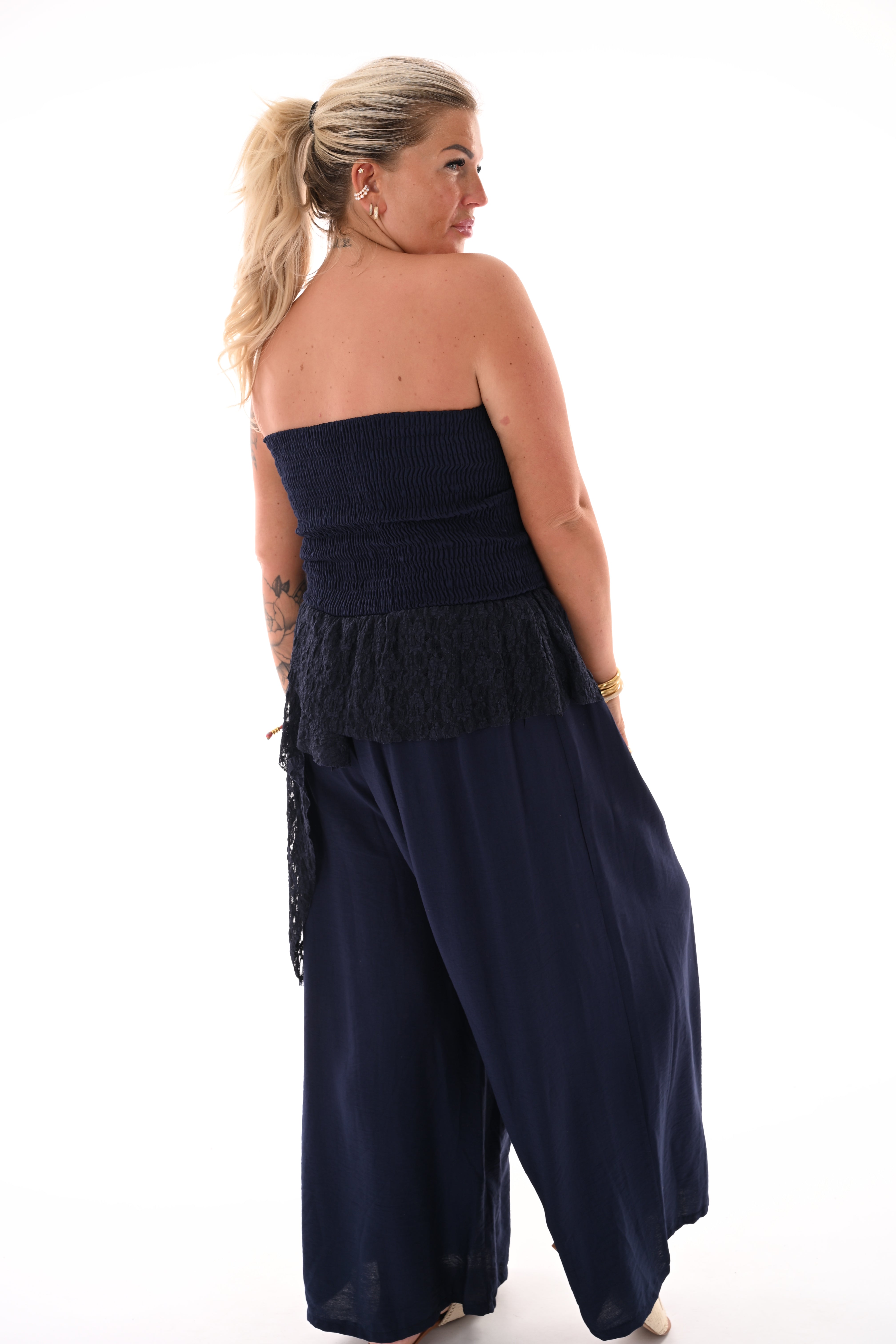 Off-shoulder jumpsuit kanten detail marineblauw
