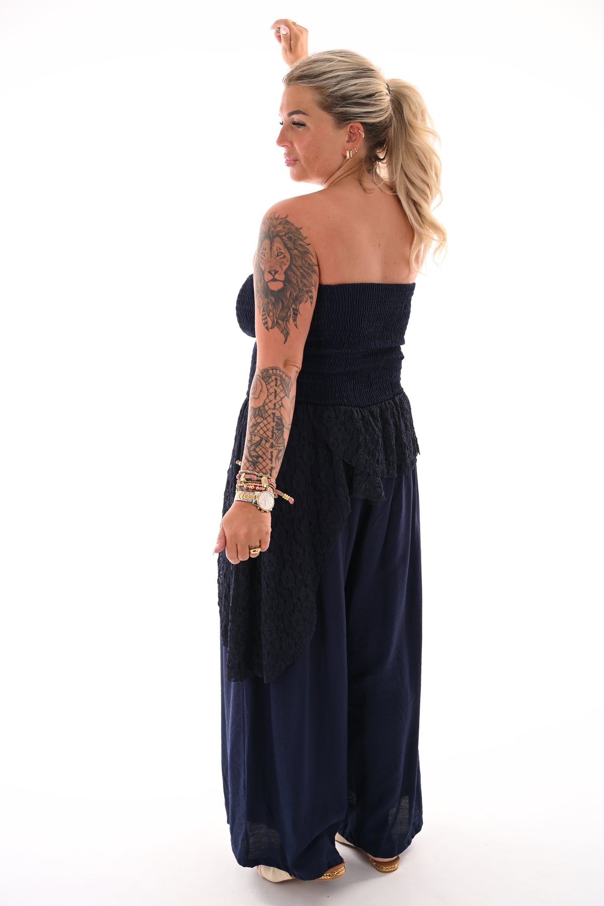 Off-shoulder jumpsuit kanten detail marineblauw