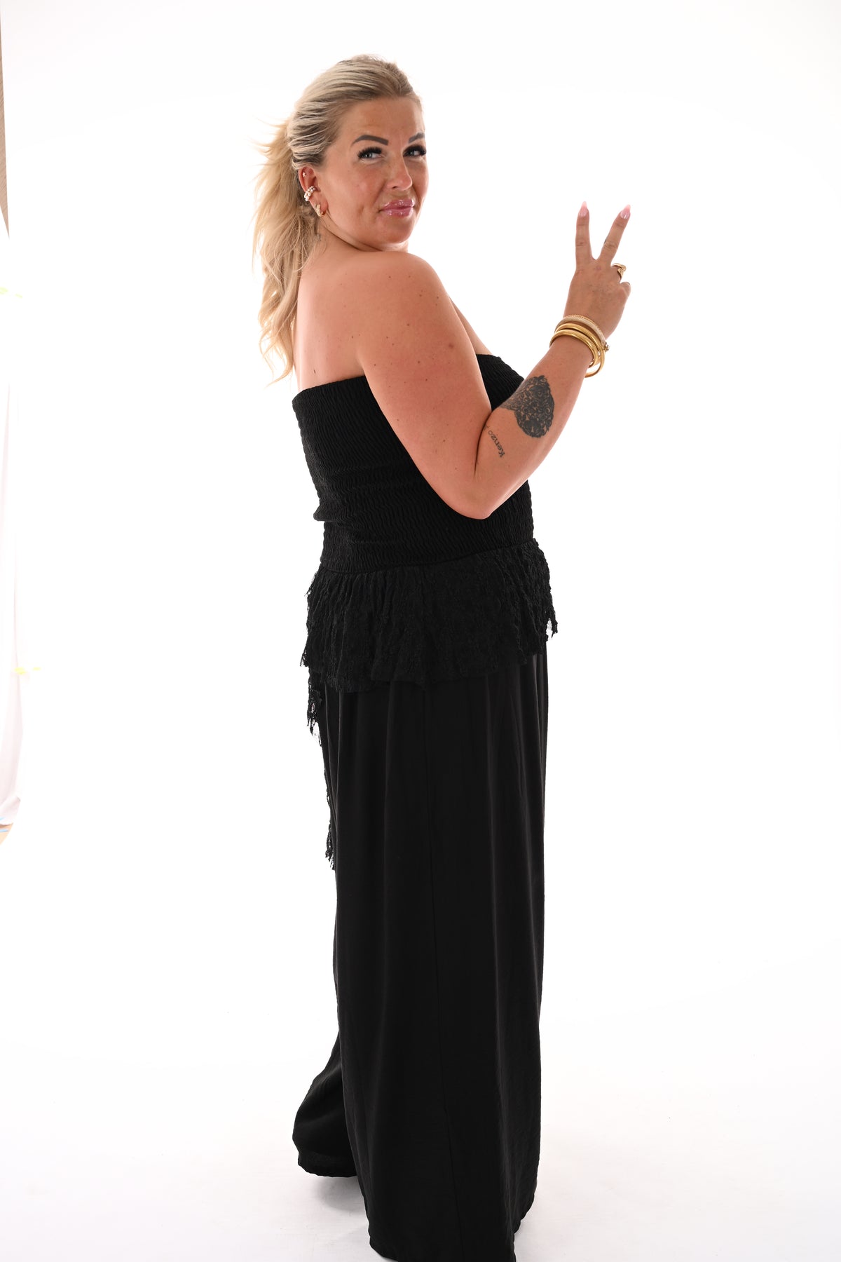 Off-shoulder jumpsuit kanten detail zwart