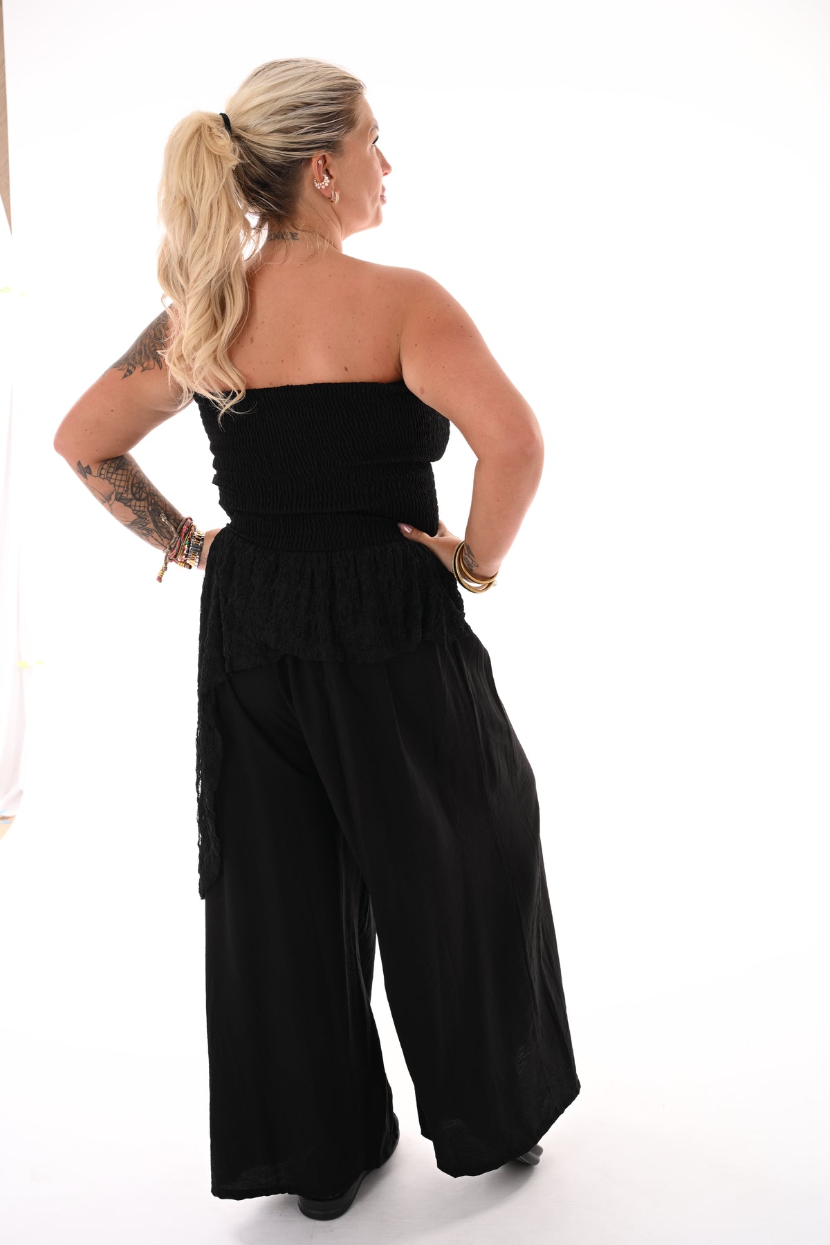 Off-shoulder jumpsuit kanten detail zwart