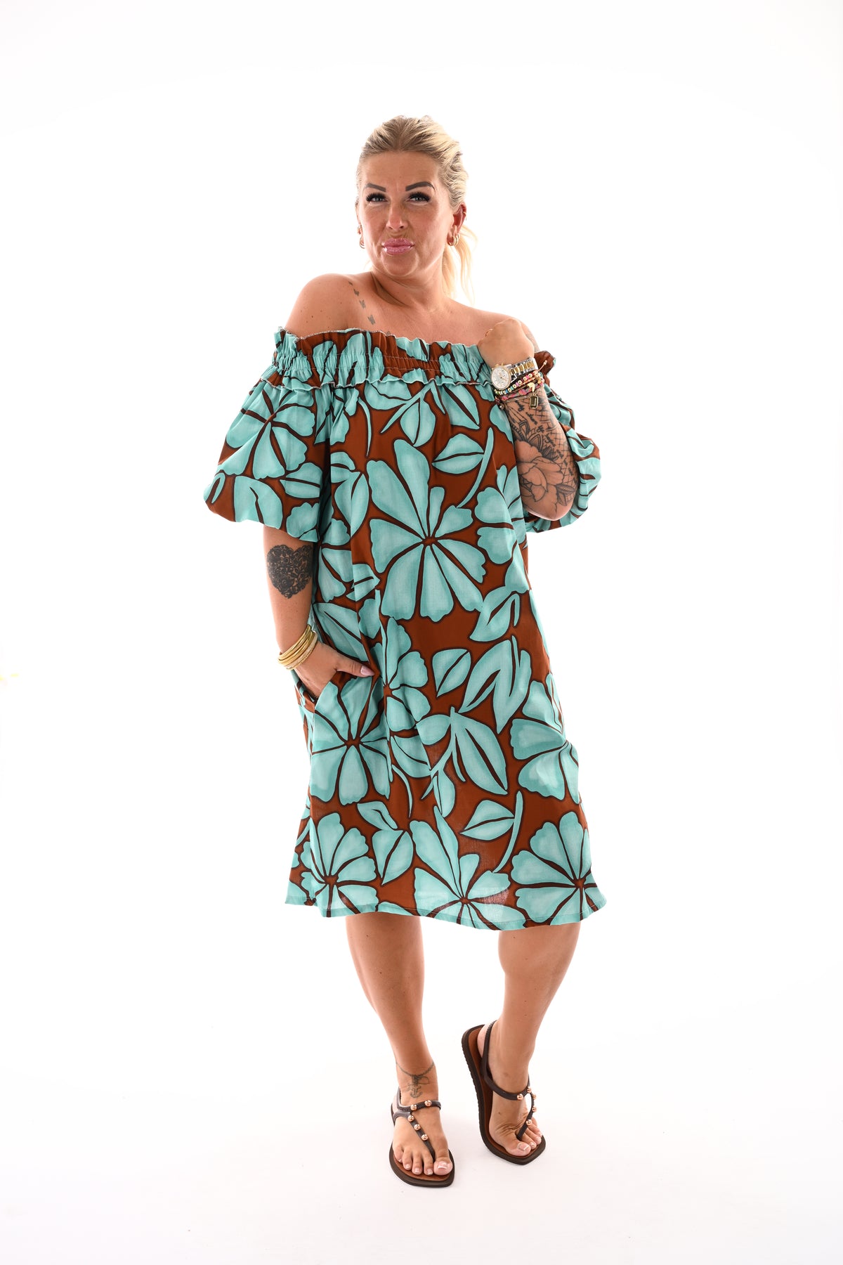 Jurk off-shoulder bladeren turquoise/bruin