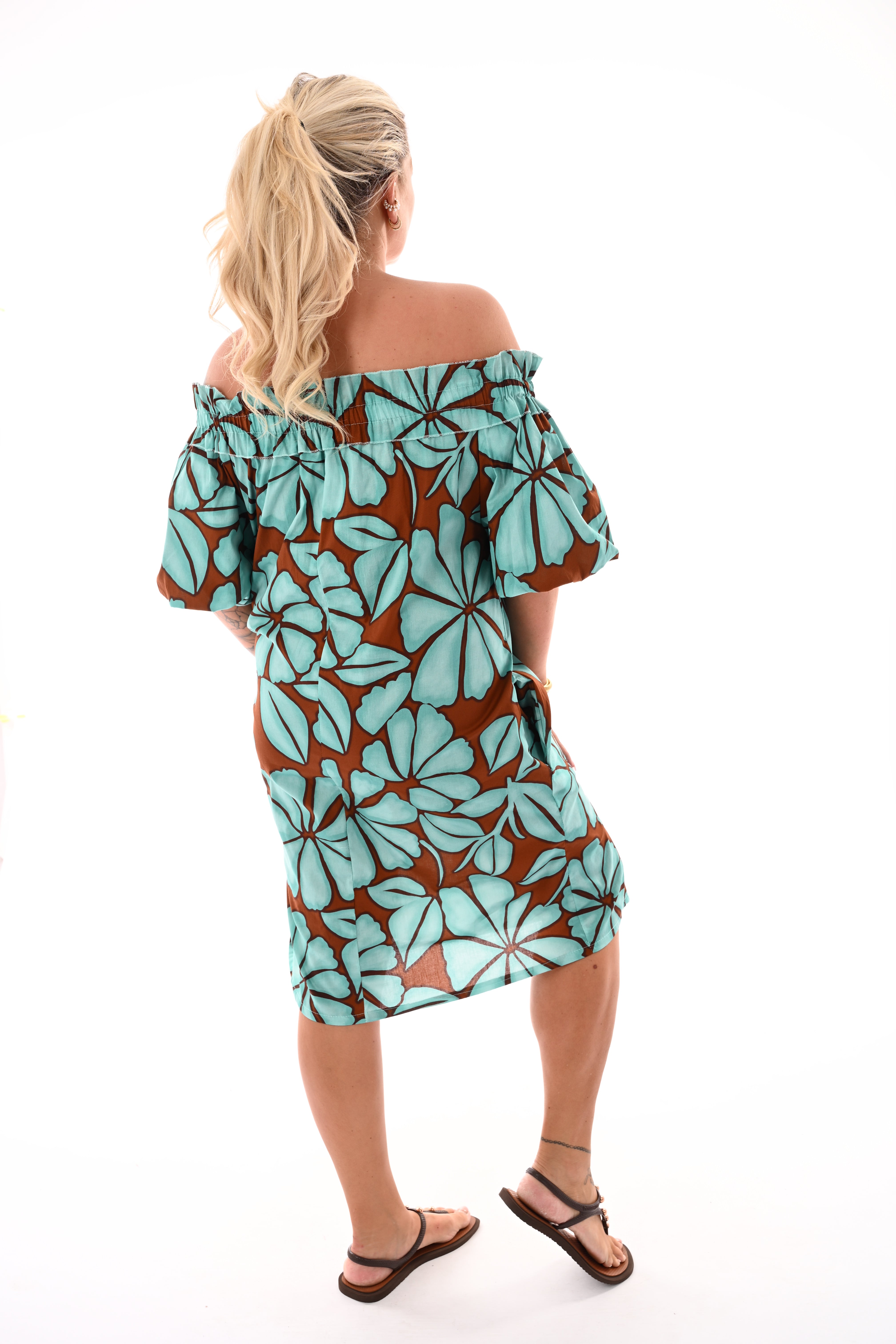 Jurk off-shoulder bladeren turquoise/bruin