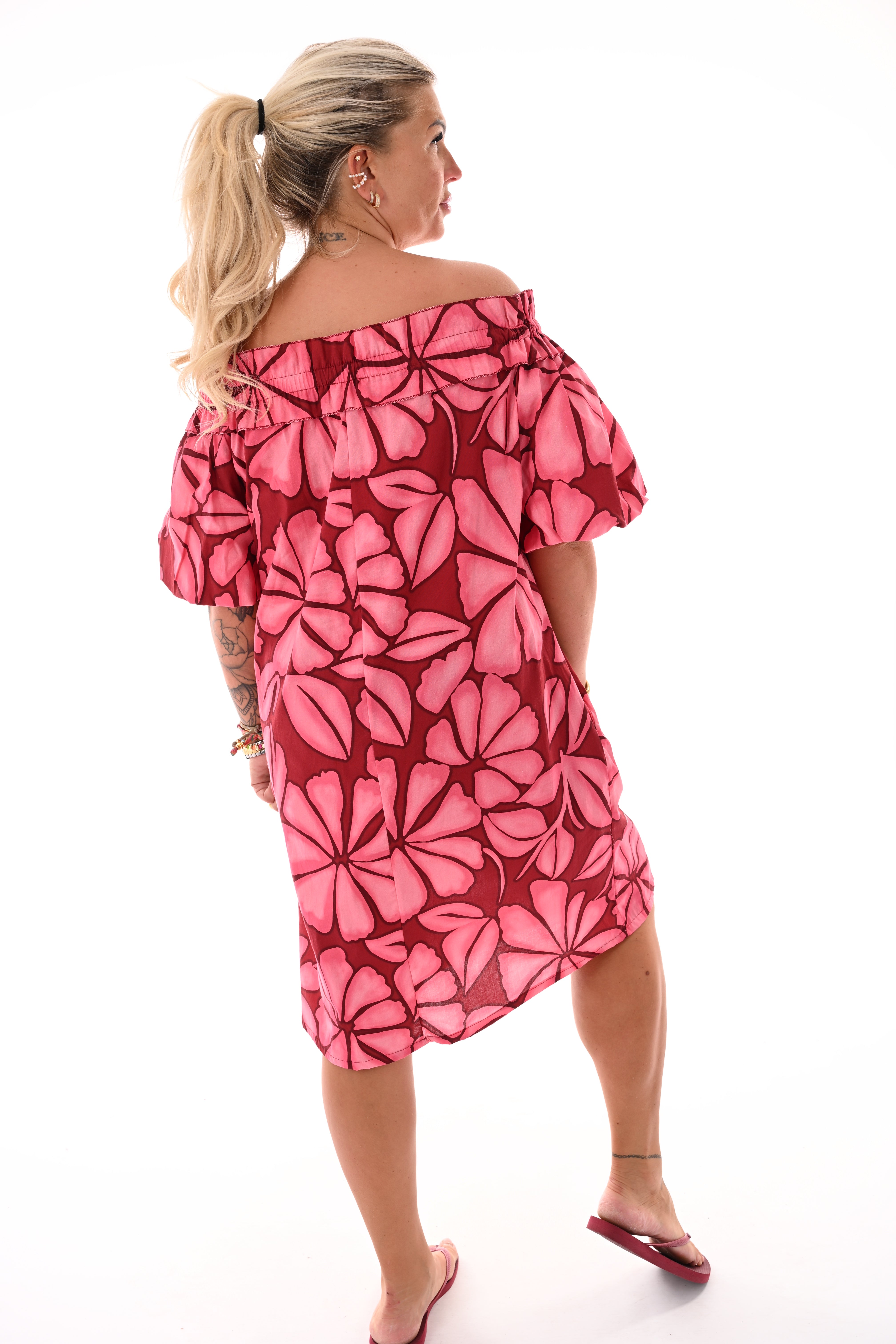 Jurk off-shoulder bladeren bordeaux/roze