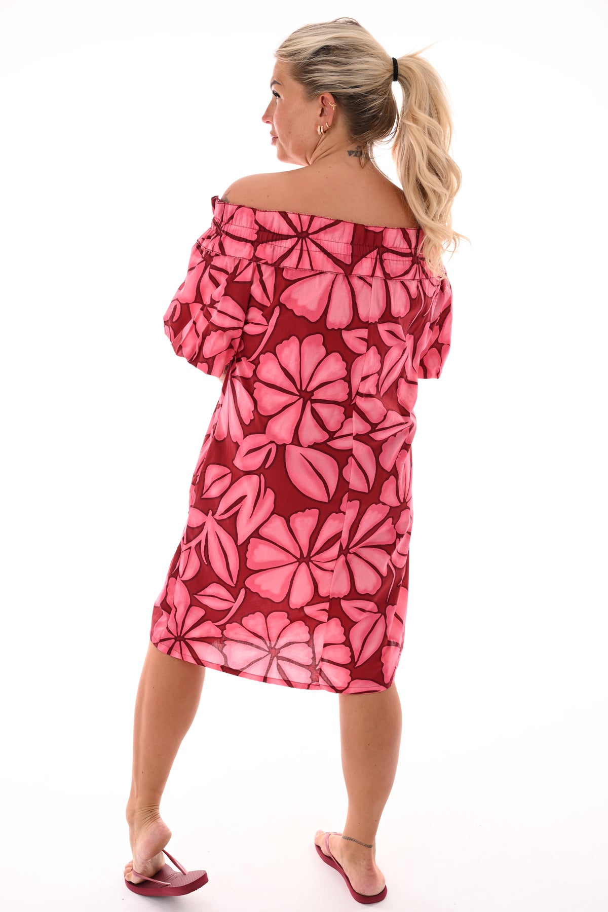 Jurk off-shoulder bladeren bordeaux/roze