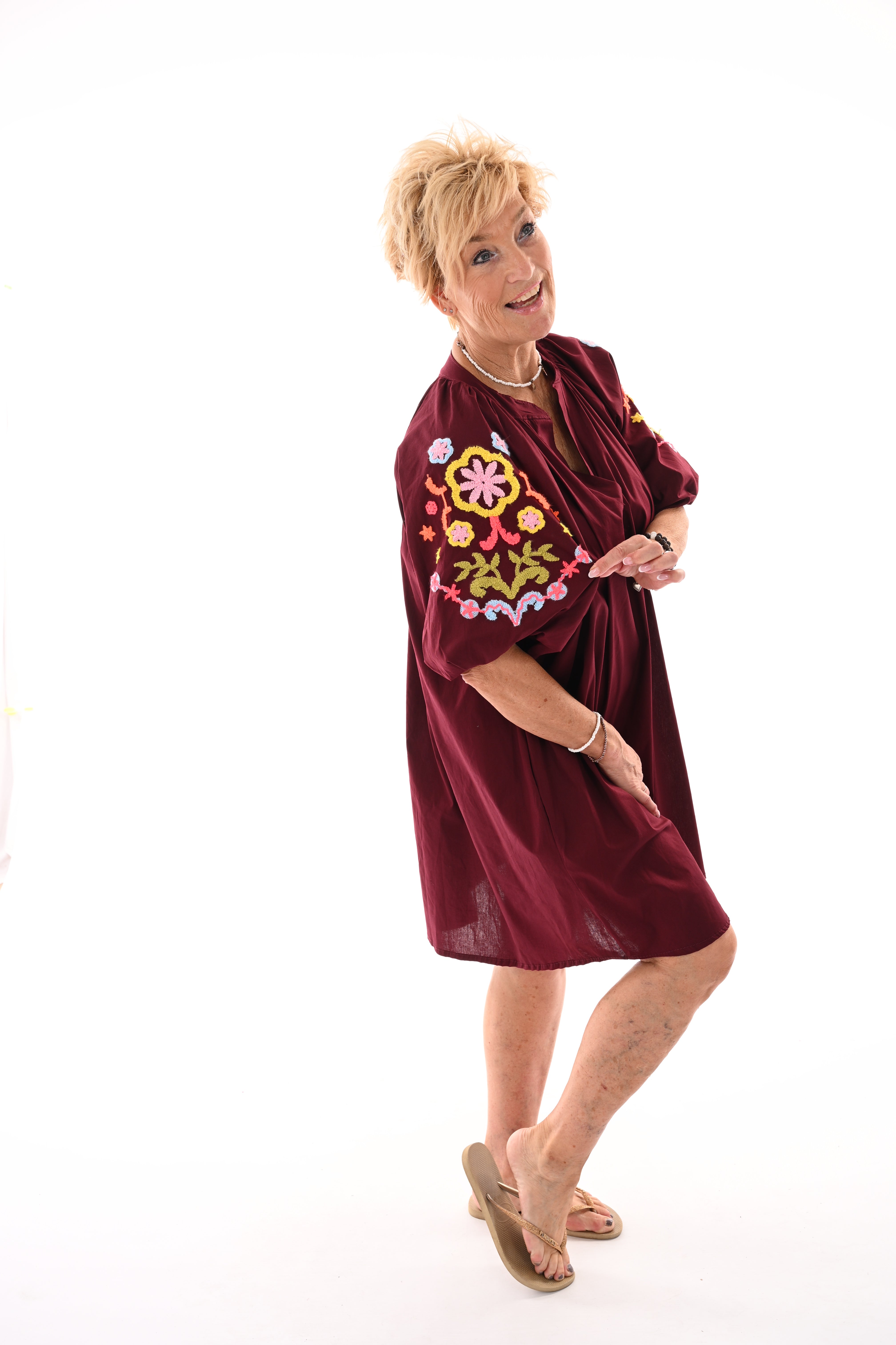 Korte jurk pofmouwen geborduurde bloemen aubergine