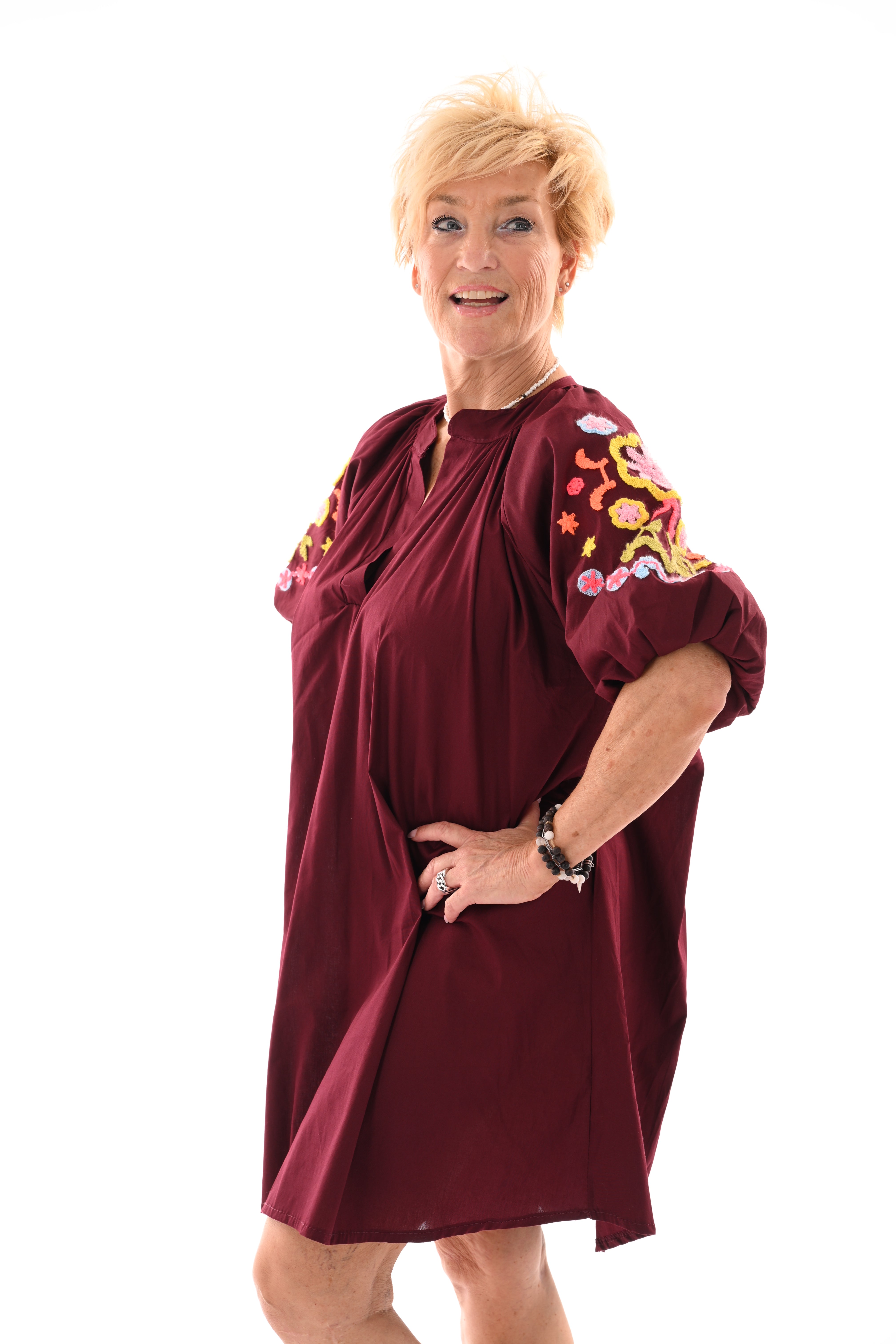 Korte jurk pofmouwen geborduurde bloemen aubergine