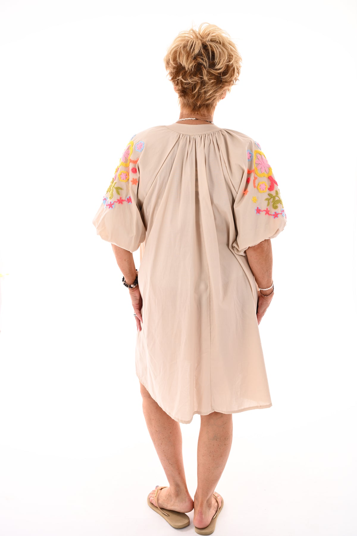 Korte jurk pofmouwen geborduurde bloemen beige