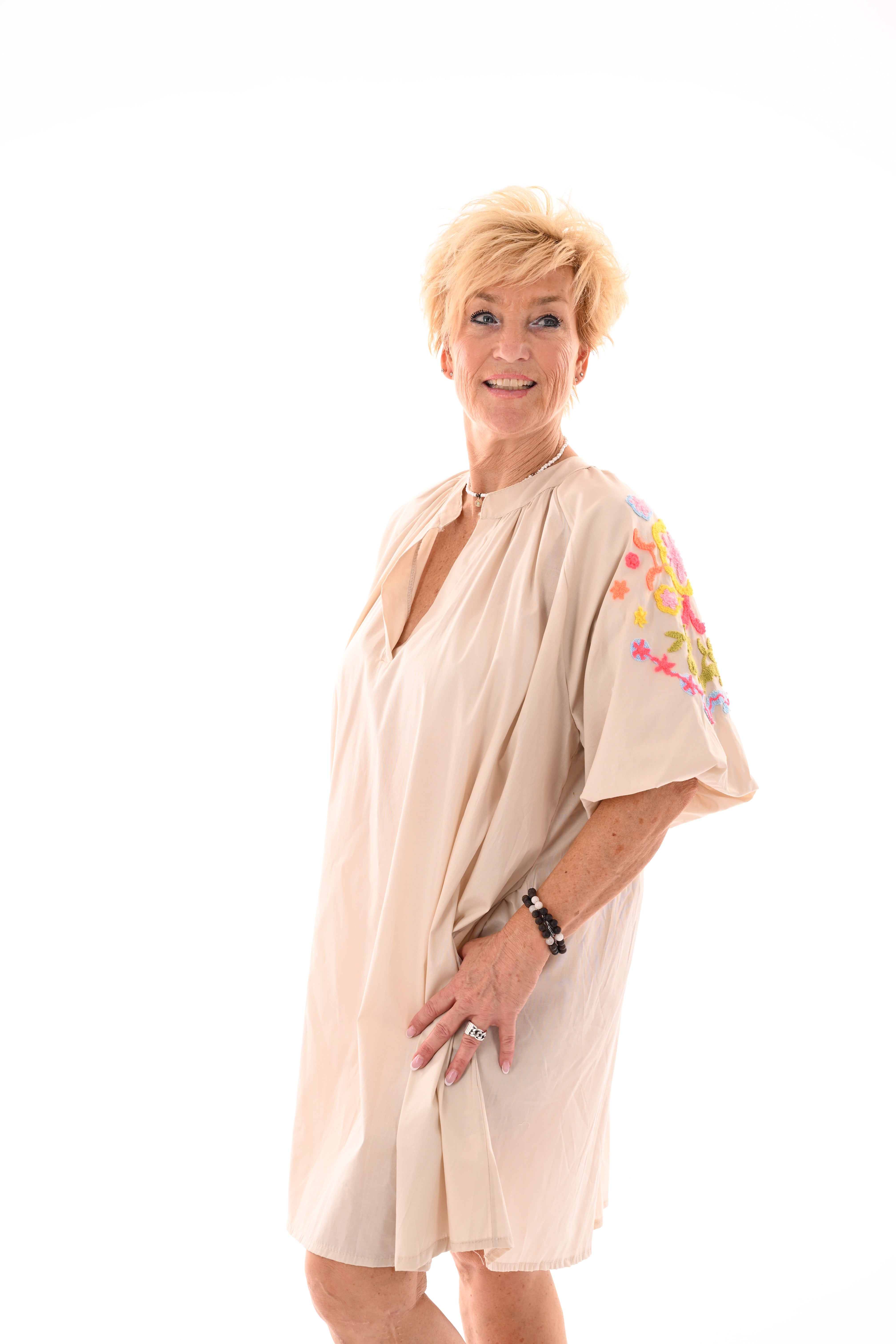 Korte jurk pofmouwen geborduurde bloemen beige