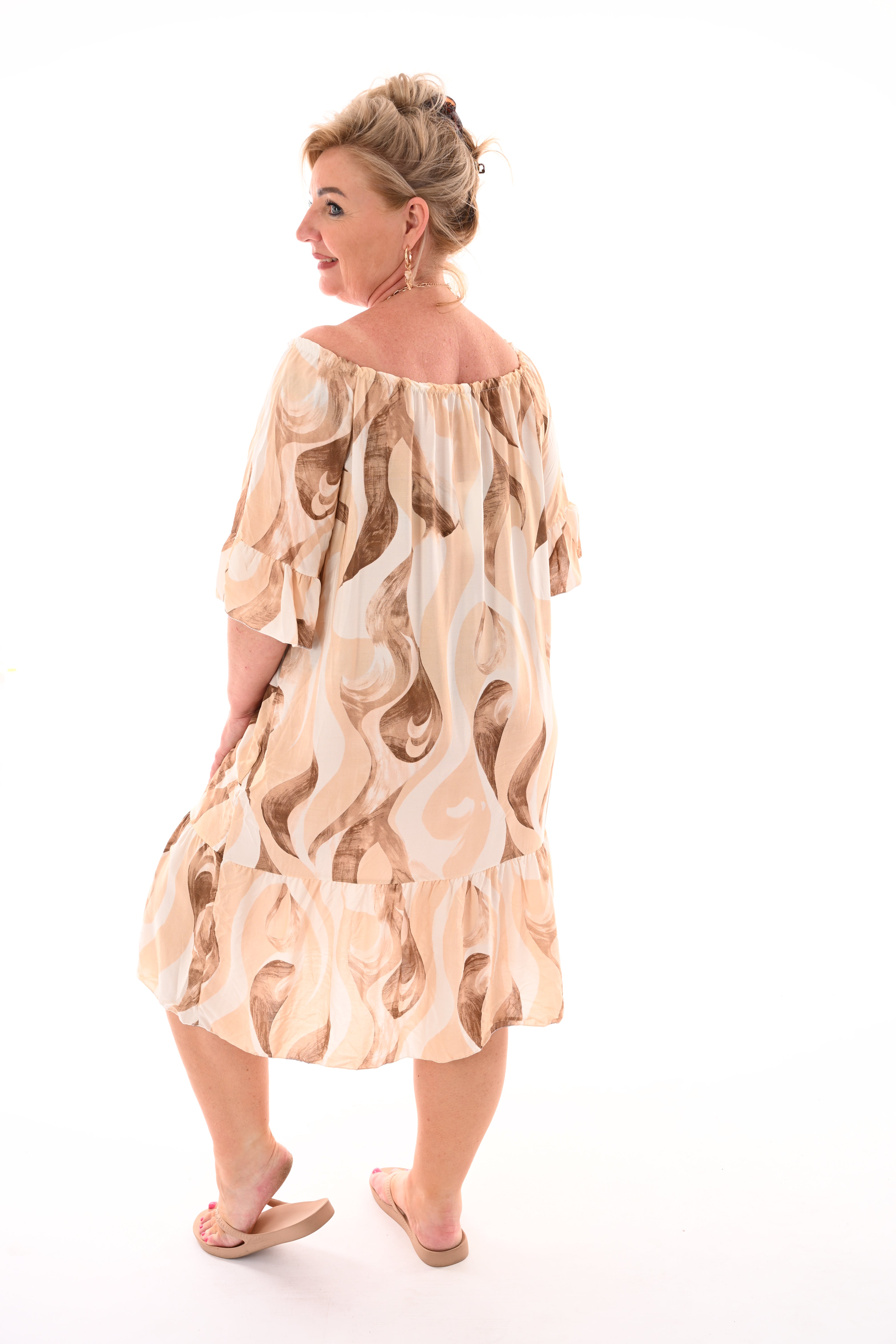 Off-shoulder jurk met golvend detail beige