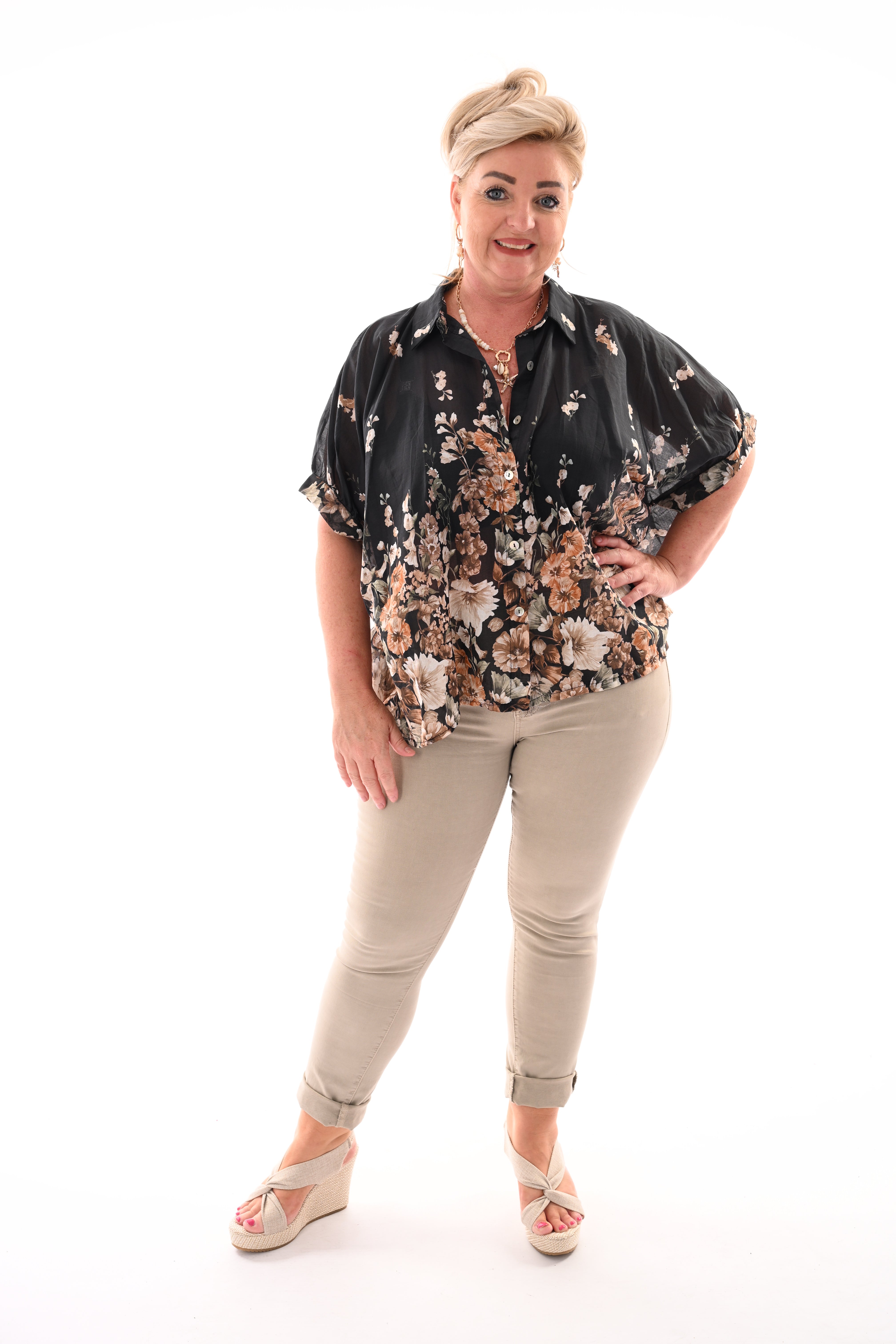 Doorknoop blouse bloemen print zwart