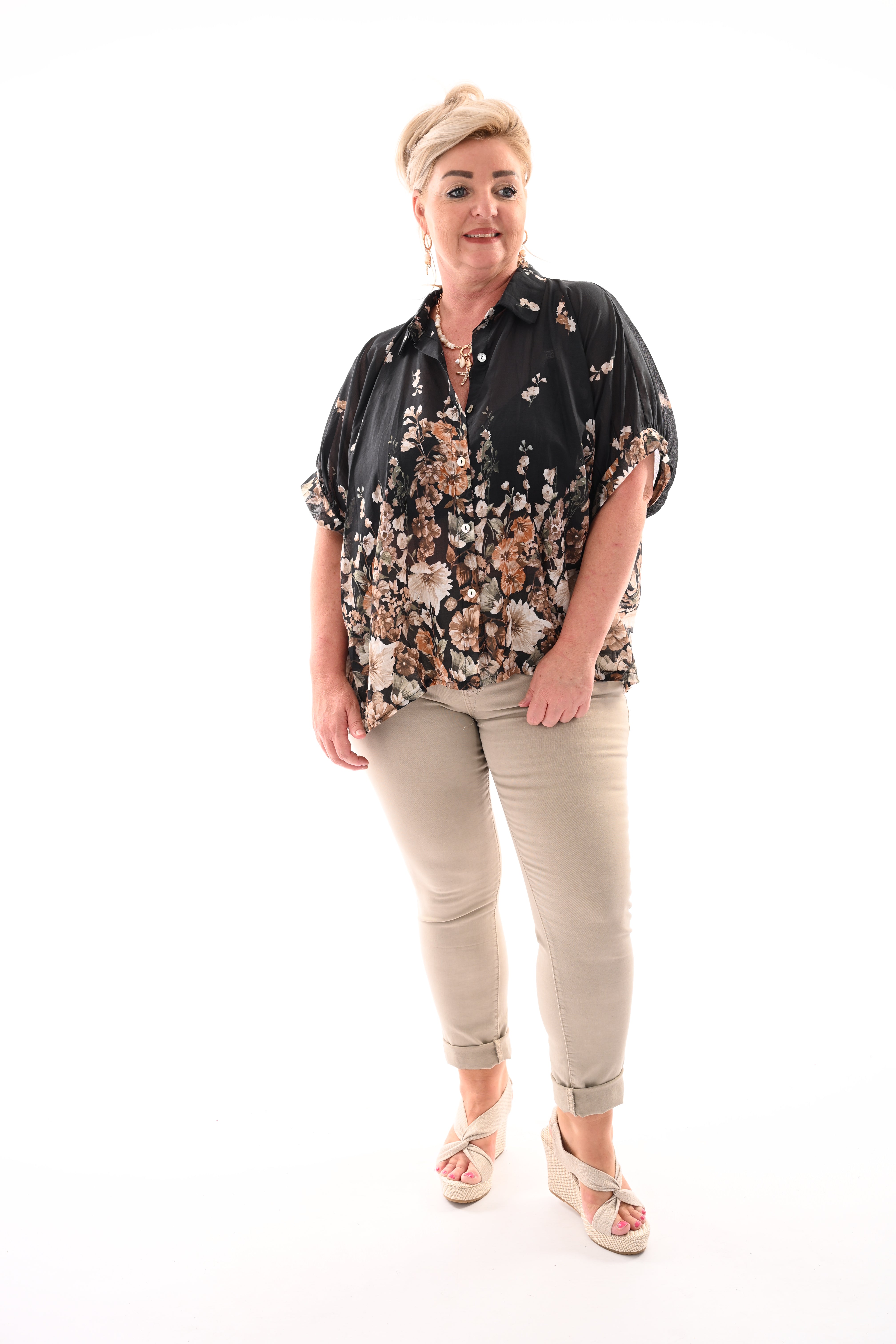 Doorknoop blouse bloemen print zwart