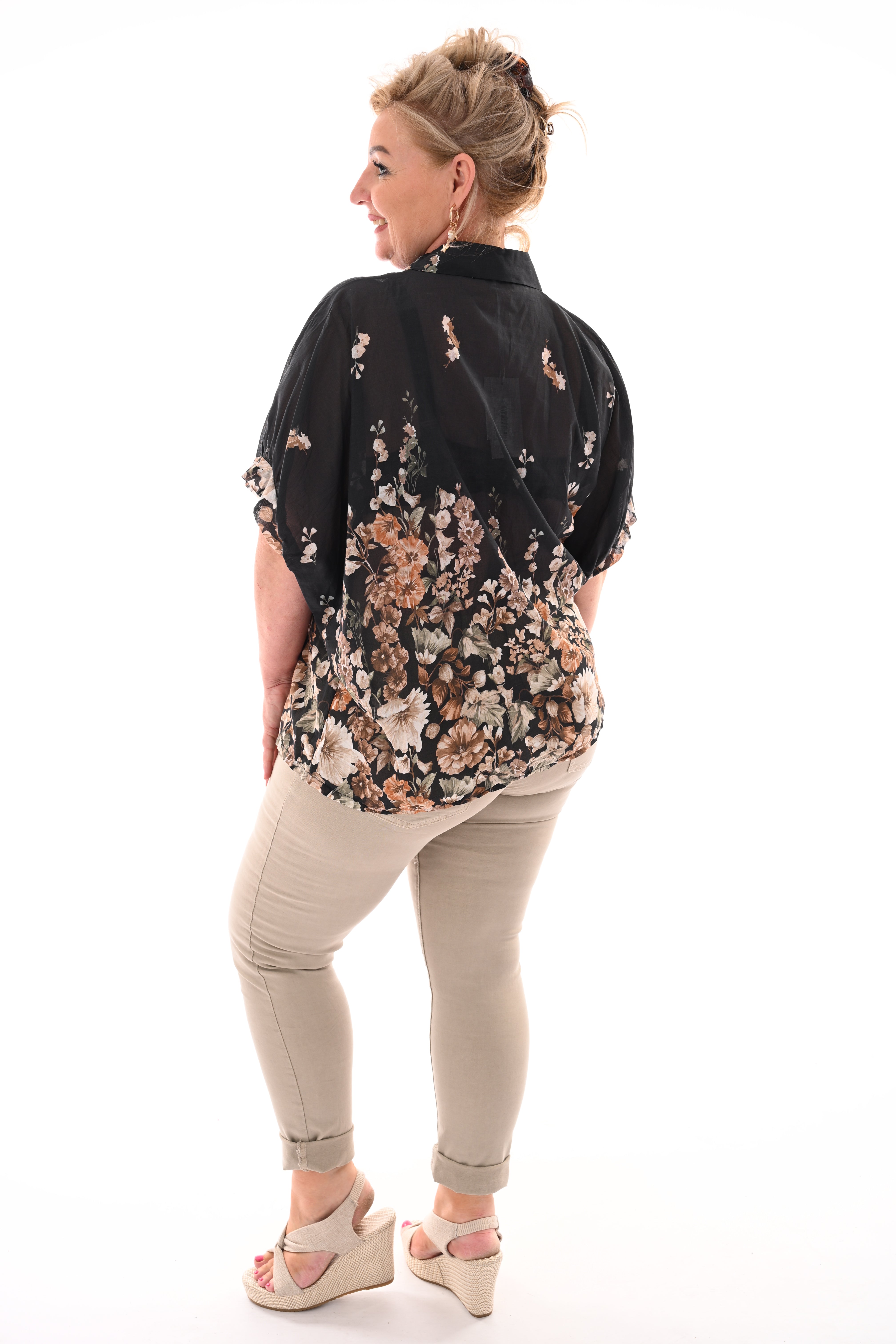 Doorknoop blouse bloemen print zwart