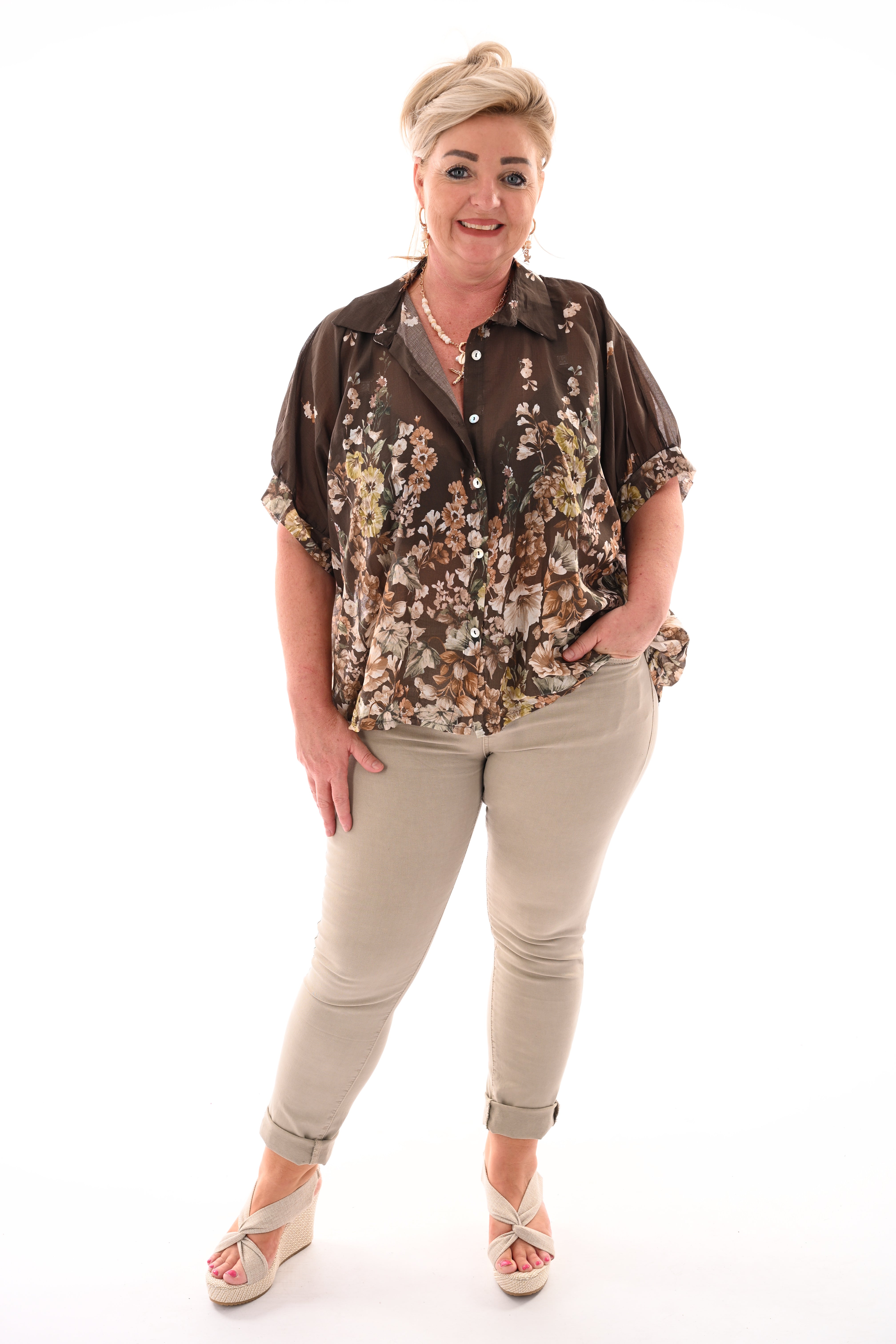 Doorknoop blouse bloemen print bruin