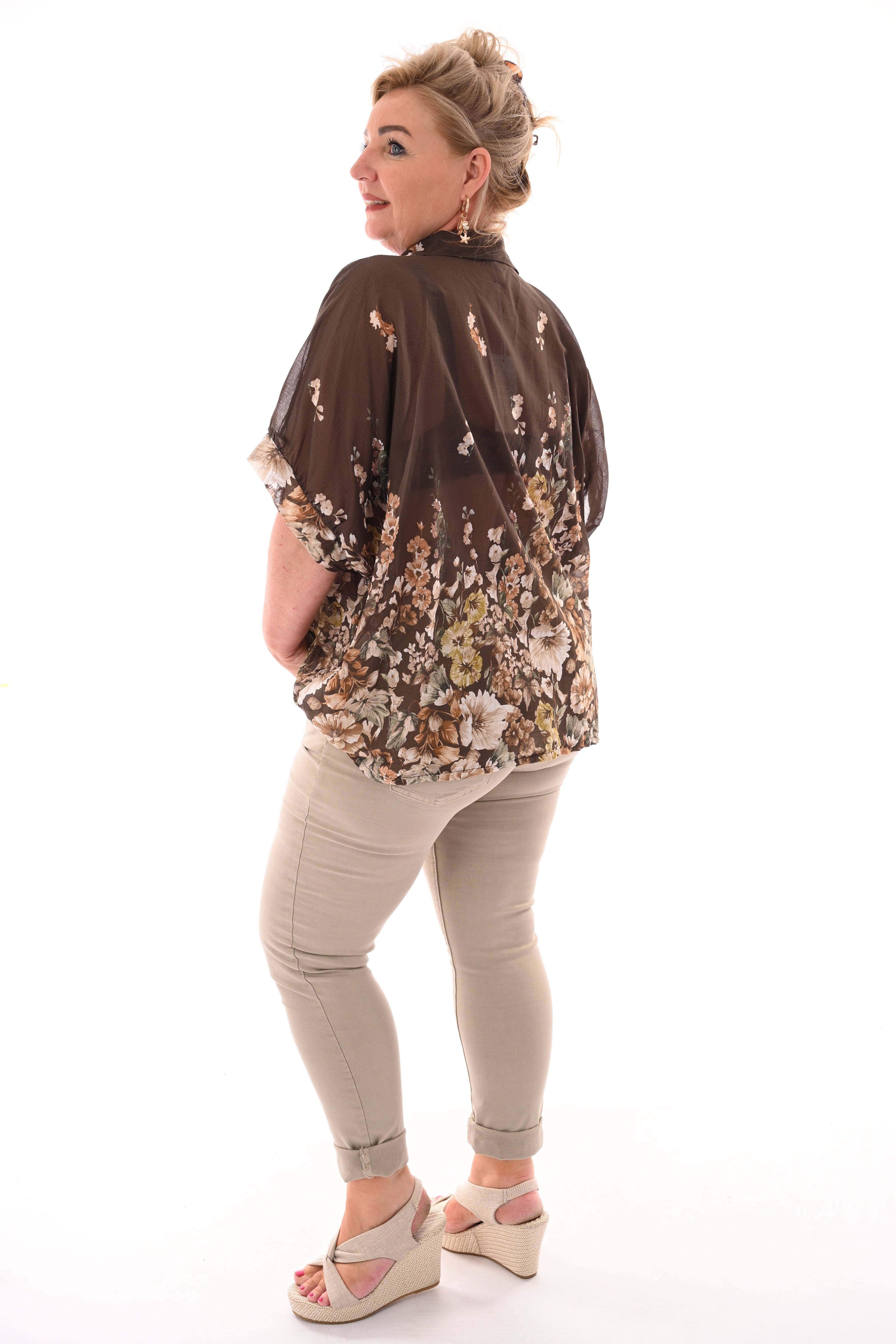 Doorknoop blouse bloemen print bruin