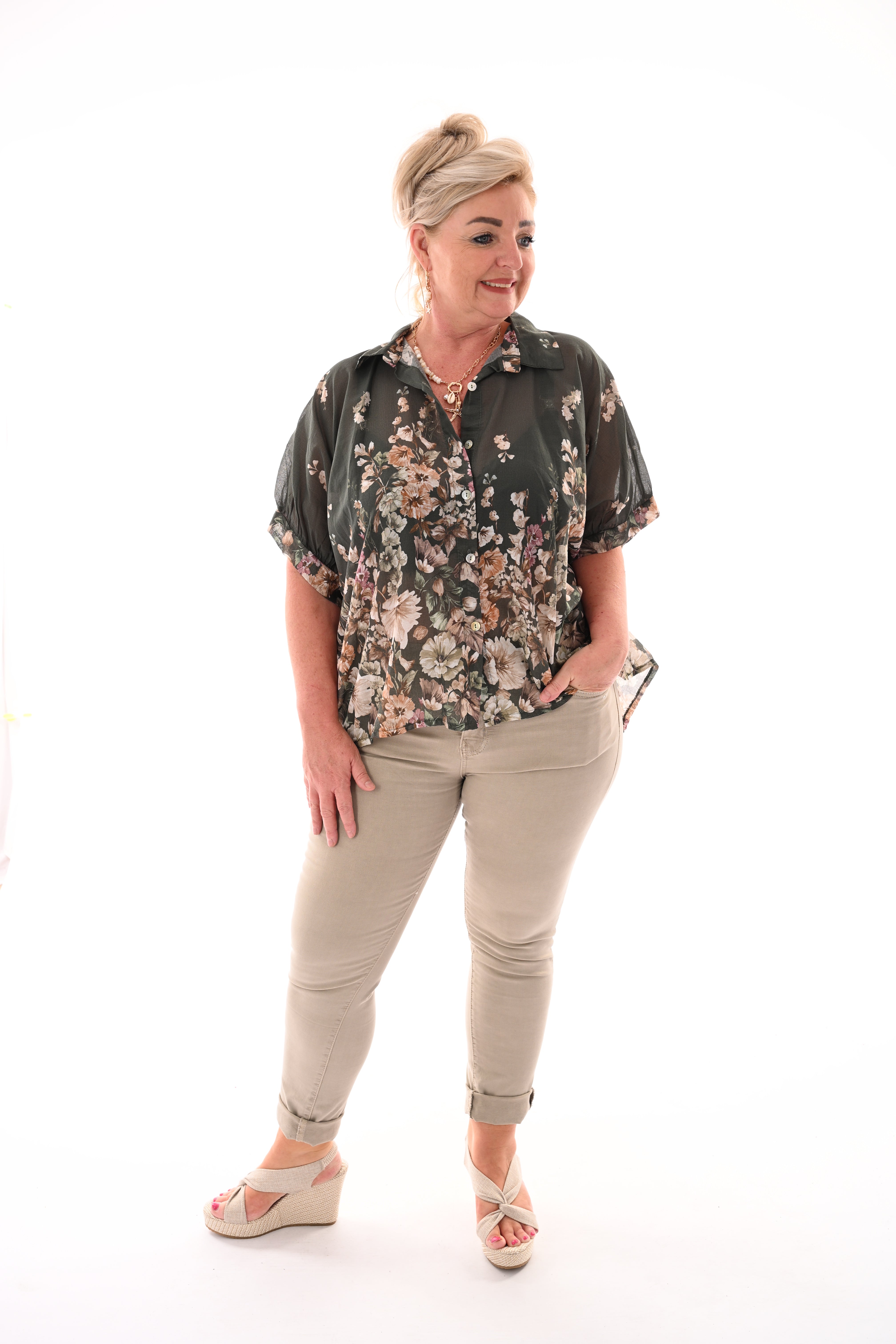 Doorknoop blouse bloemen print legergroen