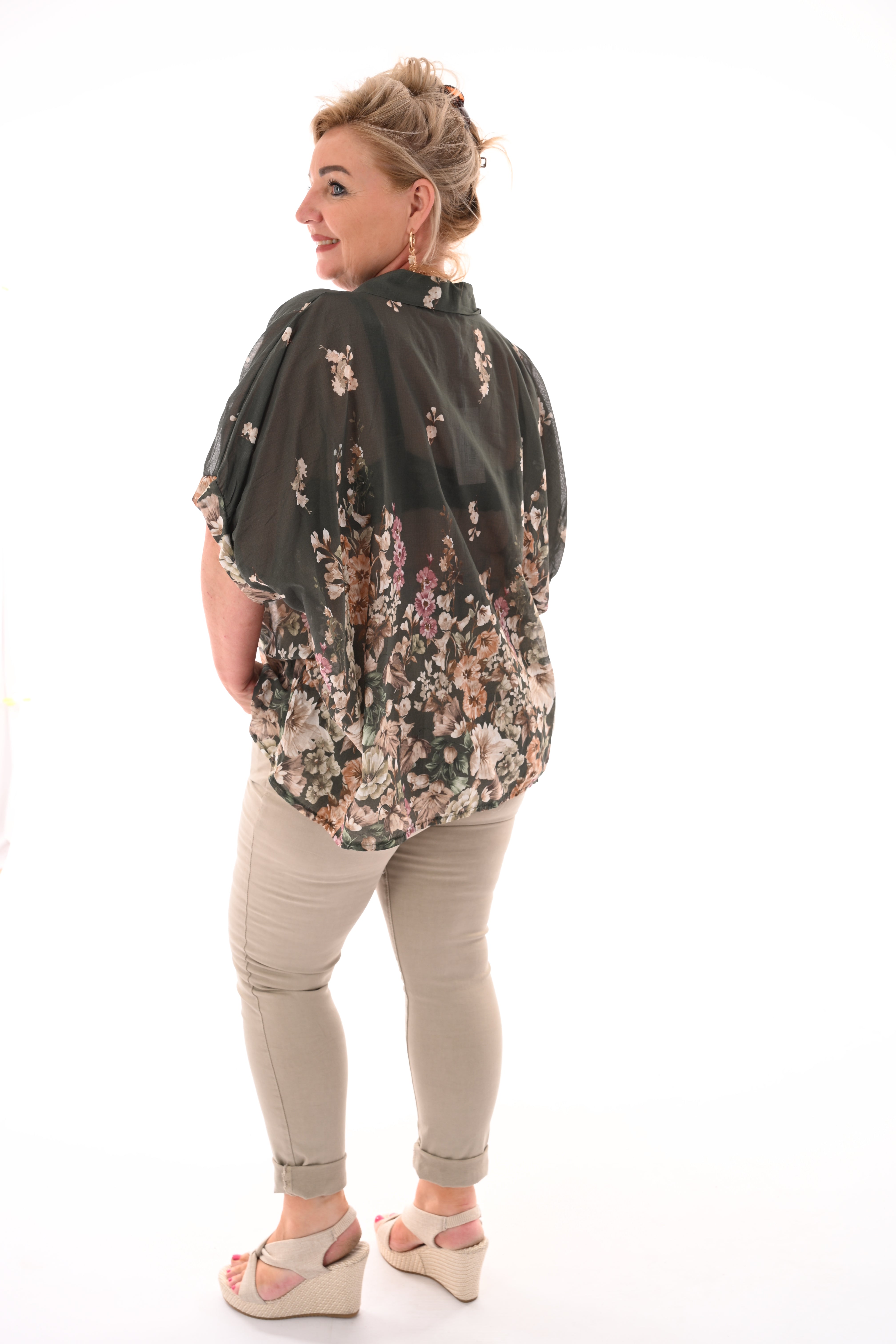 Doorknoop blouse bloemen print legergroen